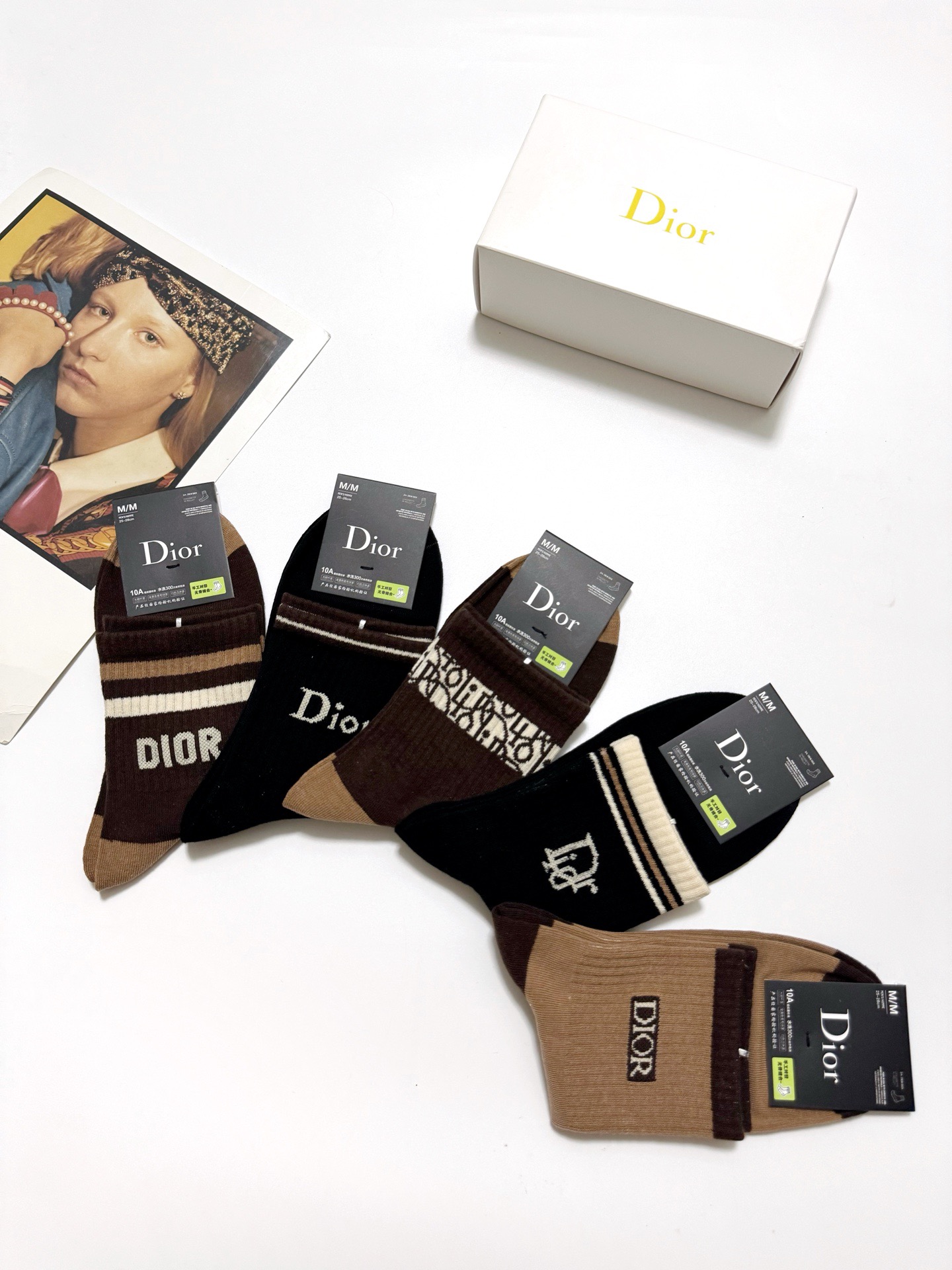  配包装
🌟【一盒5 双】
 🌟Dior 迪奥 经典字母logo 纯棉中筒袜   ，ins超火爆短袜，纯