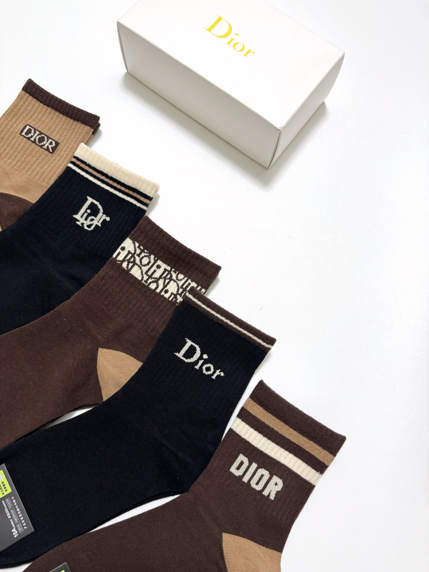  配包装
🌟【一盒5 双】
 🌟Dior 迪奥 经典字母logo 纯棉中筒袜   ，ins超火爆短袜，纯