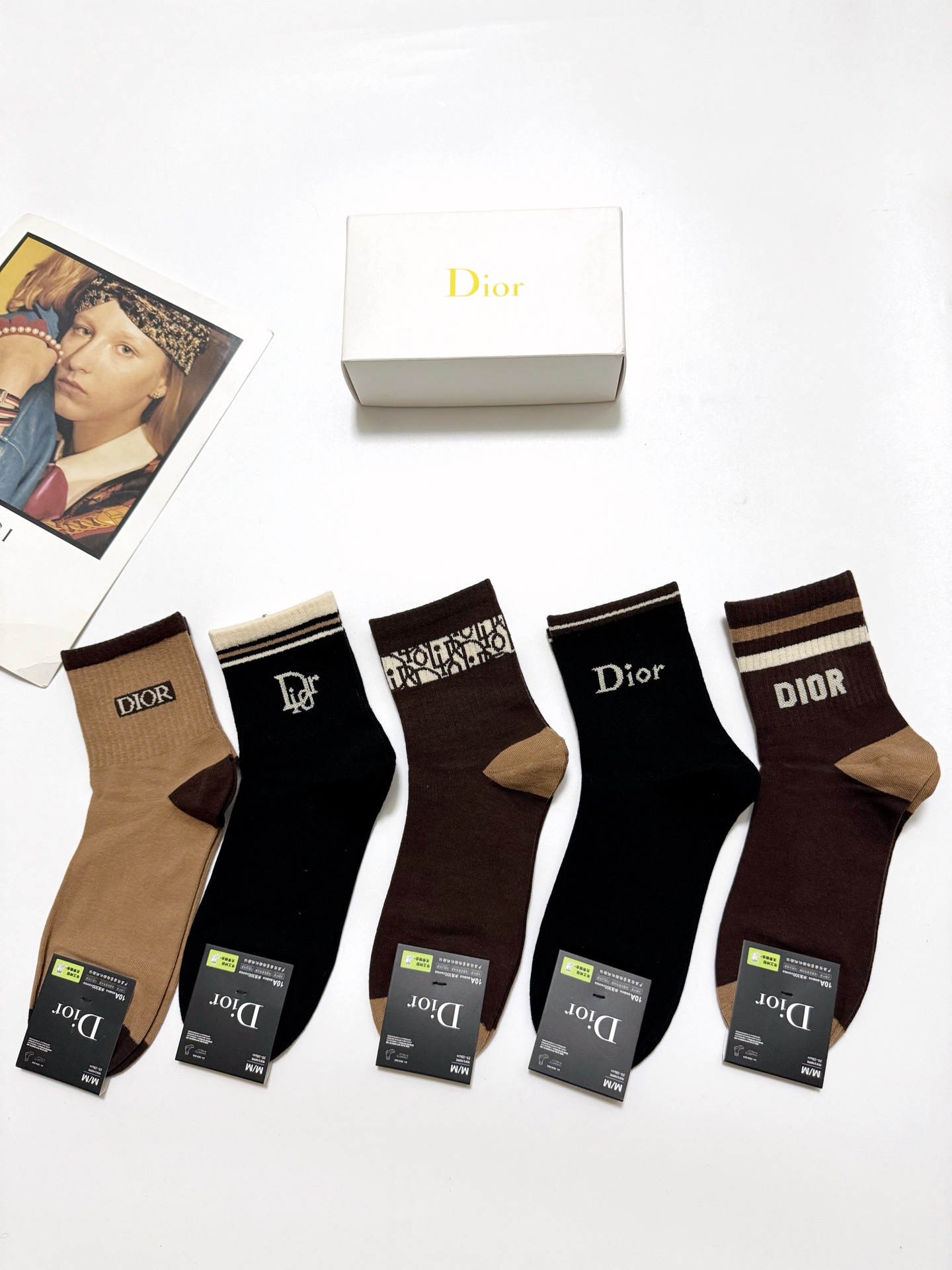  配包装
🌟【一盒5 双】
 🌟Dior 迪奥 经典字母logo 纯棉中筒袜   ，ins超火爆短袜，纯