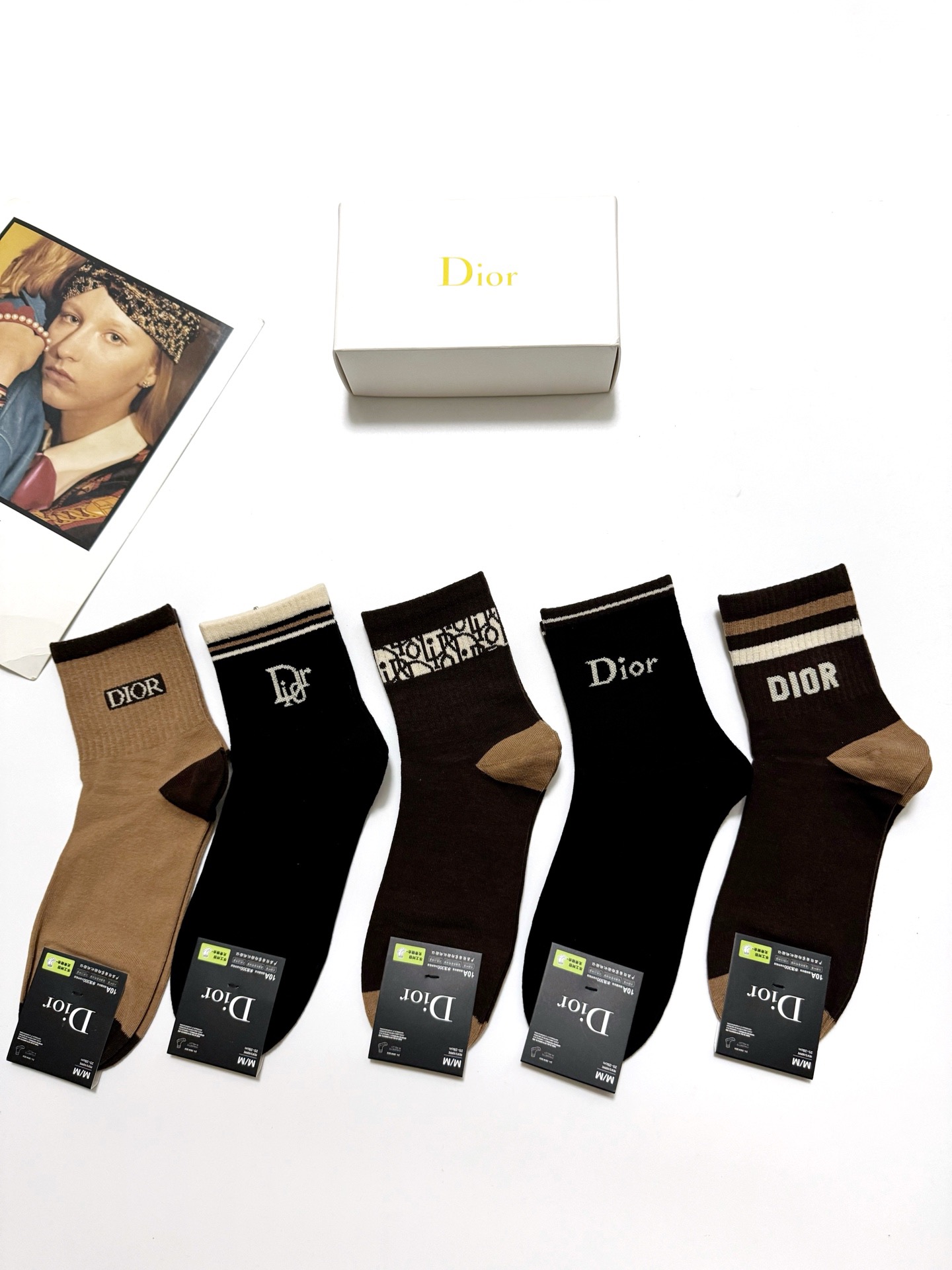  配包装
🌟【一盒5 双】
 🌟Dior 迪奥 经典字母logo 纯棉中筒袜   ，ins超火爆短袜，纯