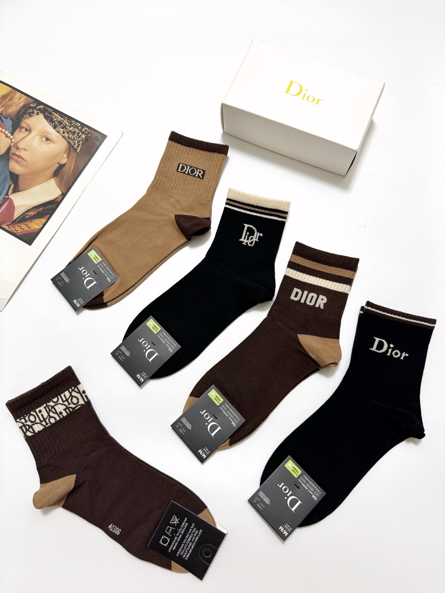  配包装
🌟【一盒5 双】
 🌟Dior 迪奥 经典字母logo 纯棉中筒袜   ，ins超火爆短袜，纯