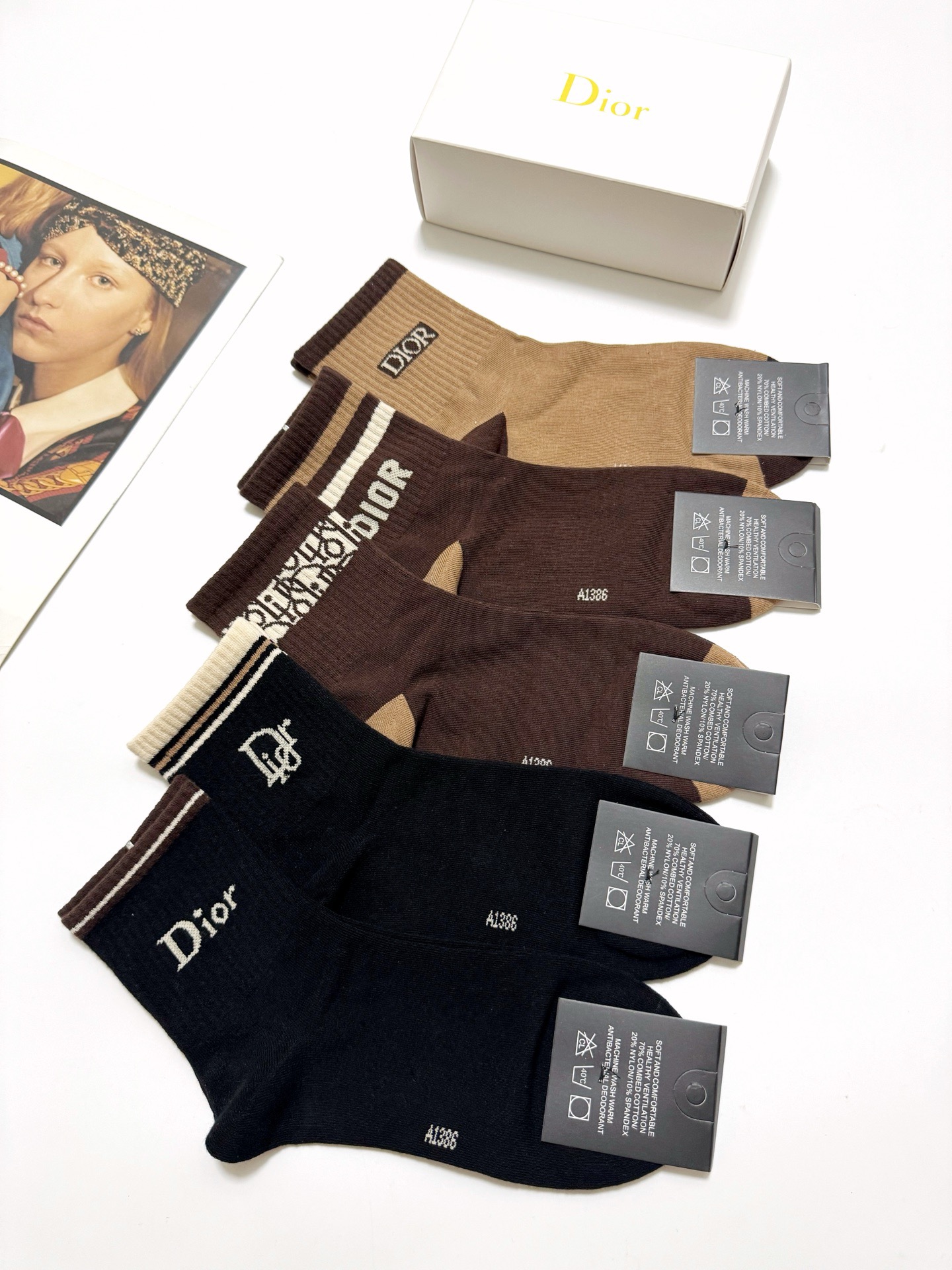  配包装
🌟【一盒5 双】
 🌟Dior 迪奥 经典字母logo 纯棉中筒袜   ，ins超火爆短袜，纯