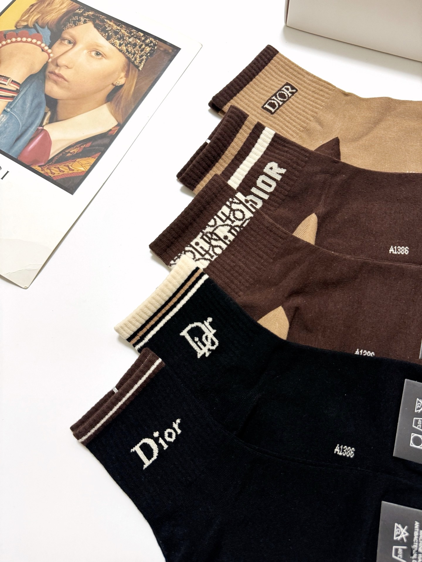  配包装
🌟【一盒5 双】
 🌟Dior 迪奥 经典字母logo 纯棉中筒袜   ，ins超火爆短袜，纯