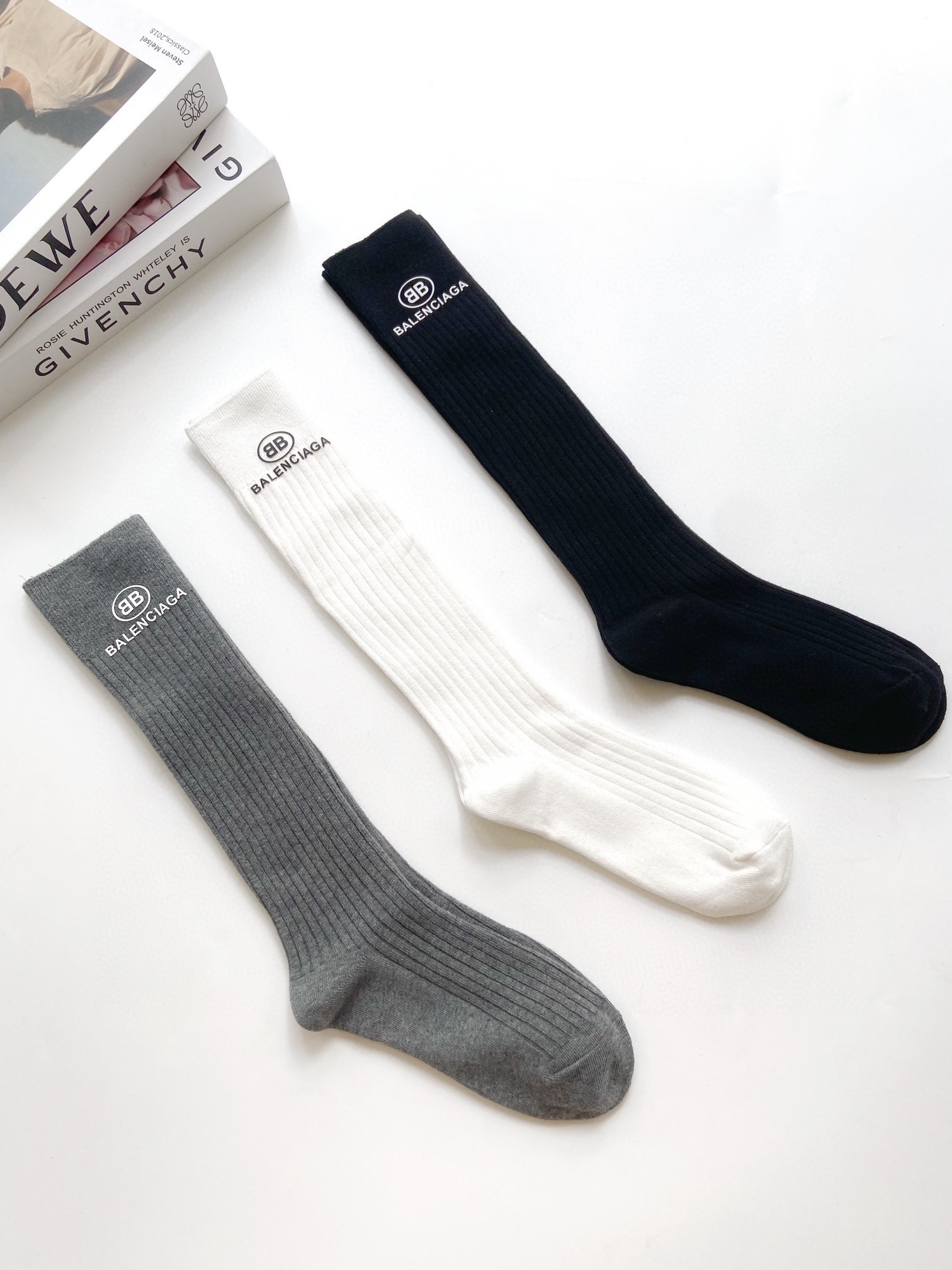    配包装
🌟【一盒一双】
🌟巴黎世家 balenciaga 经典字母logo纯棉长筒袜  小腿袜
🌟
