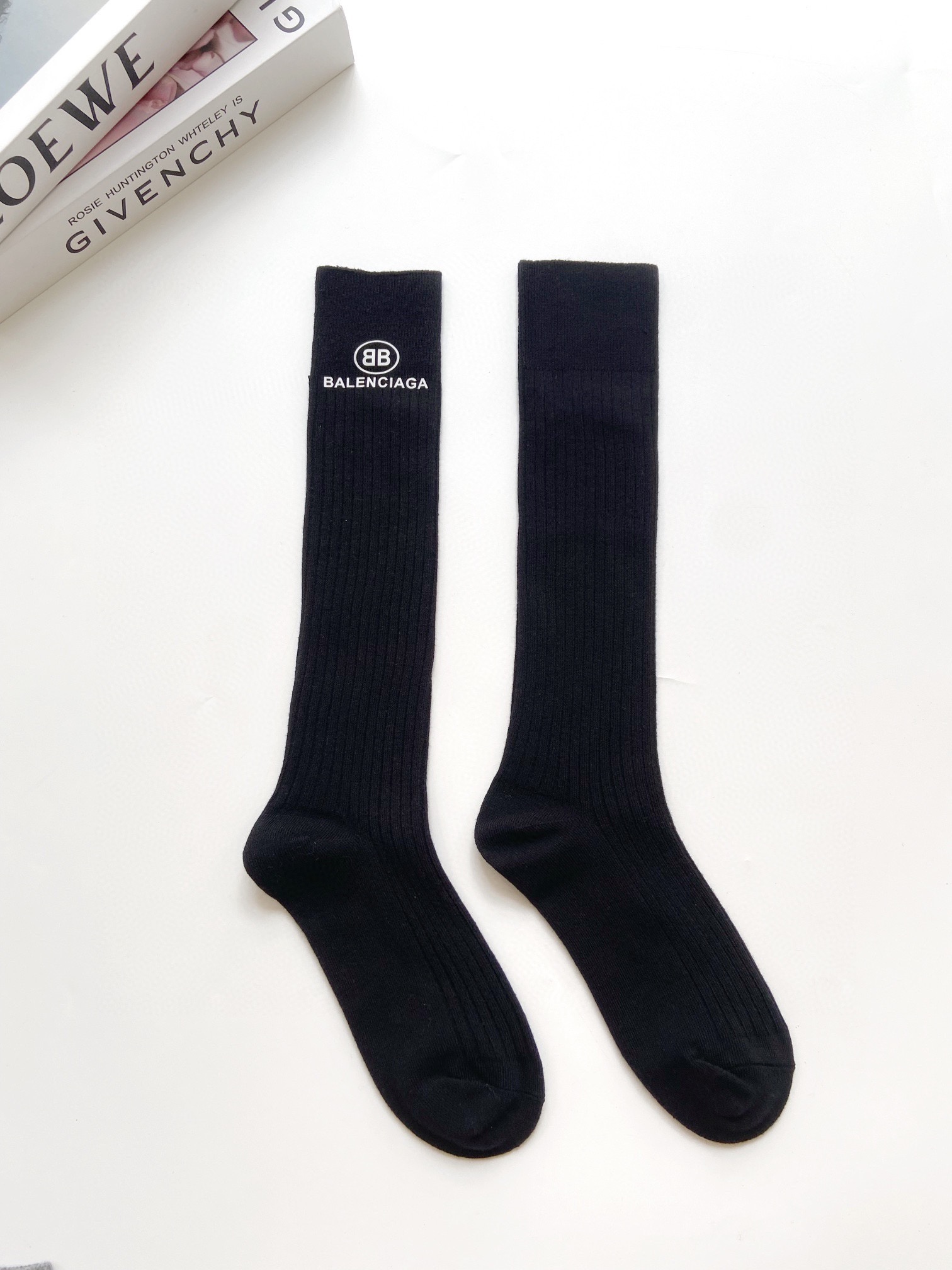    配包装
🌟【一盒一双】
🌟巴黎世家 balenciaga 经典字母logo纯棉长筒袜  小腿袜
🌟