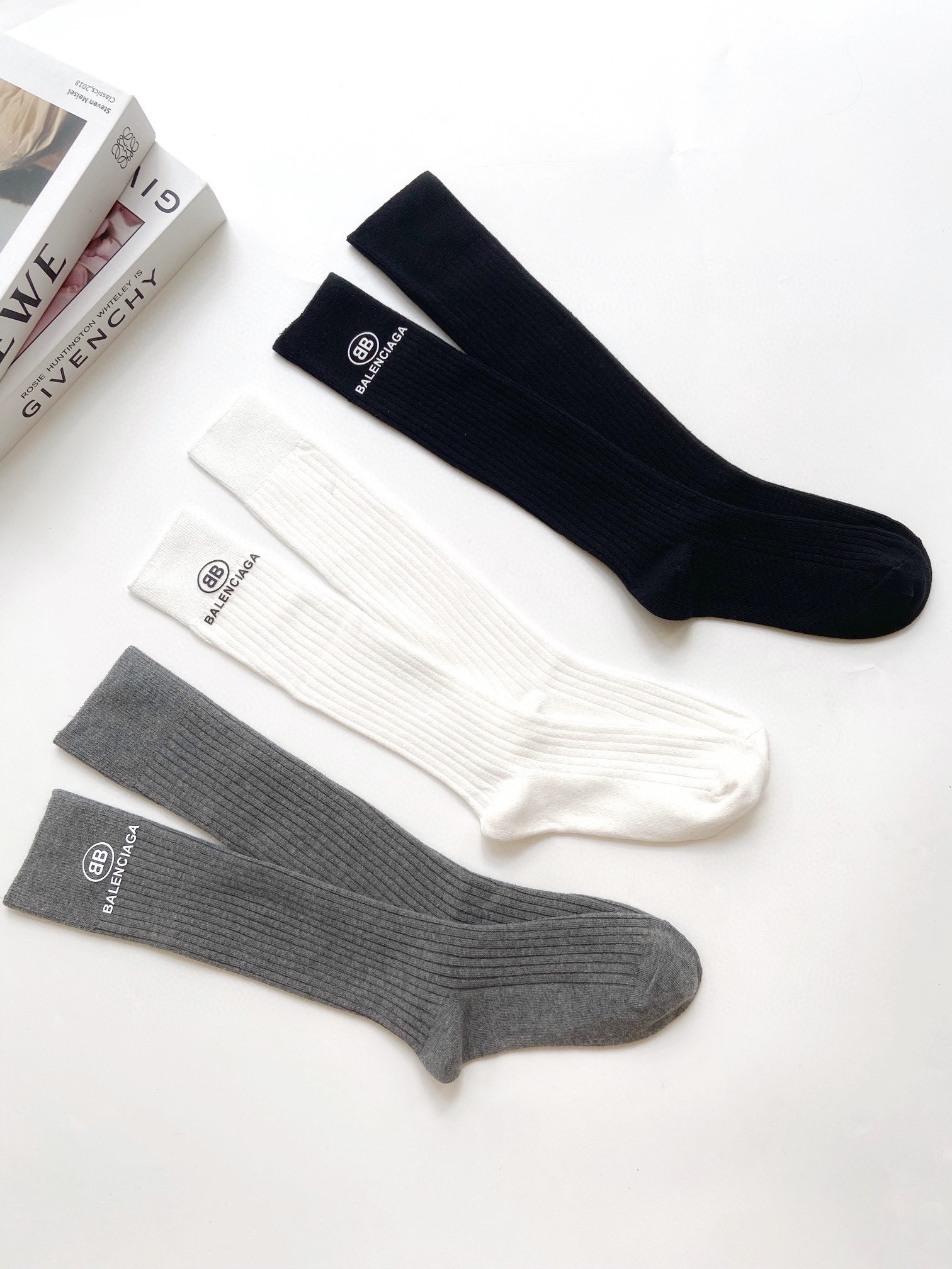    配包装
🌟【一盒一双】
🌟巴黎世家 balenciaga 经典字母logo纯棉长筒袜  小腿袜
🌟