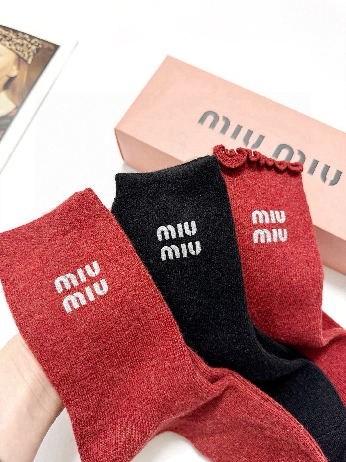  配包装
🌟【一盒3 双】
🌟缪缪 miumiu 经典字母 logo羊毛 中筒袜  ！超级软糯亲肤！
🌟