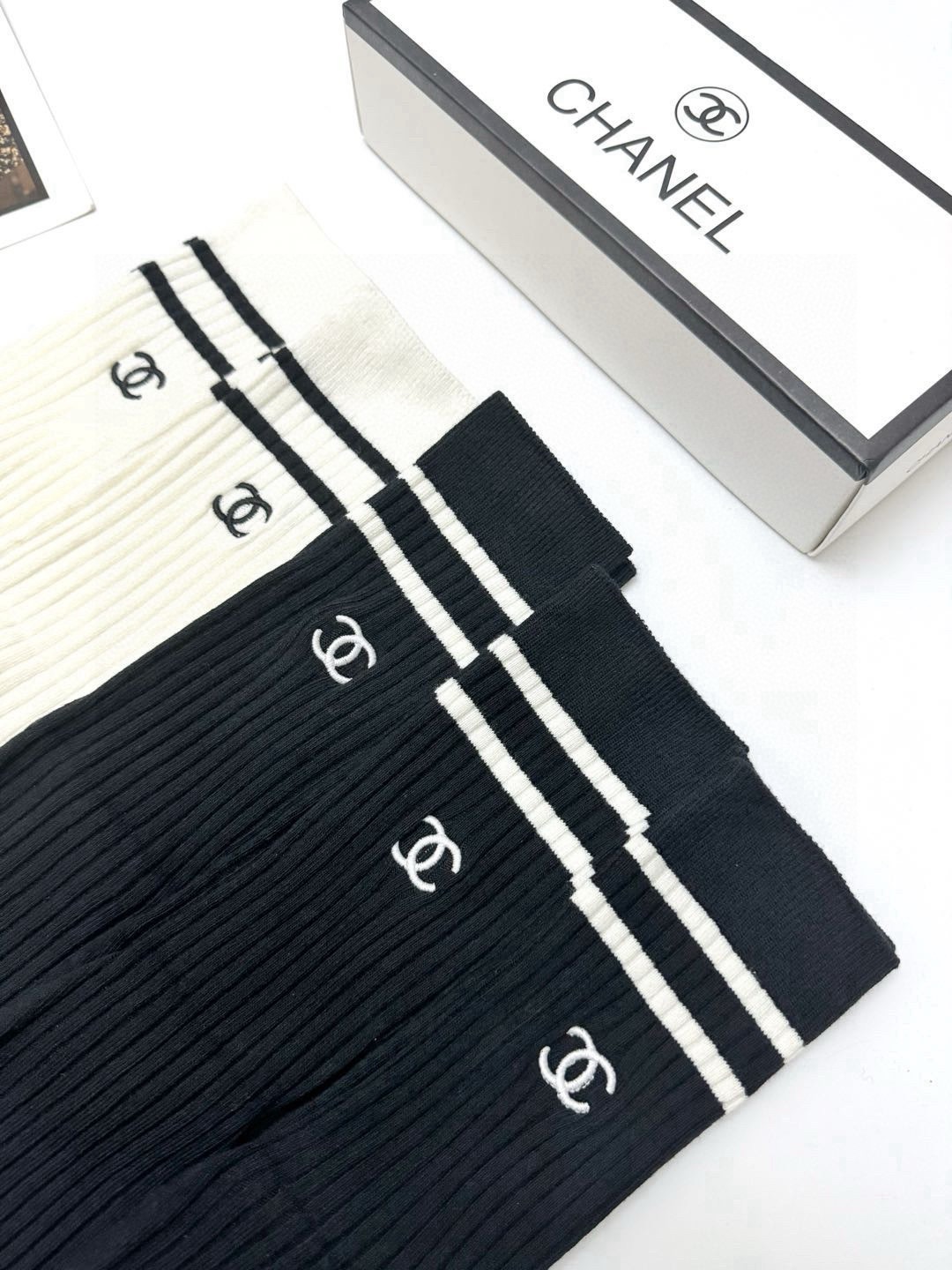  配包装
🌟【一盒5 双】
🌟Chanel 香奈儿 经典字母 logo 刺绣 直板 中筒袜  。超级软糯