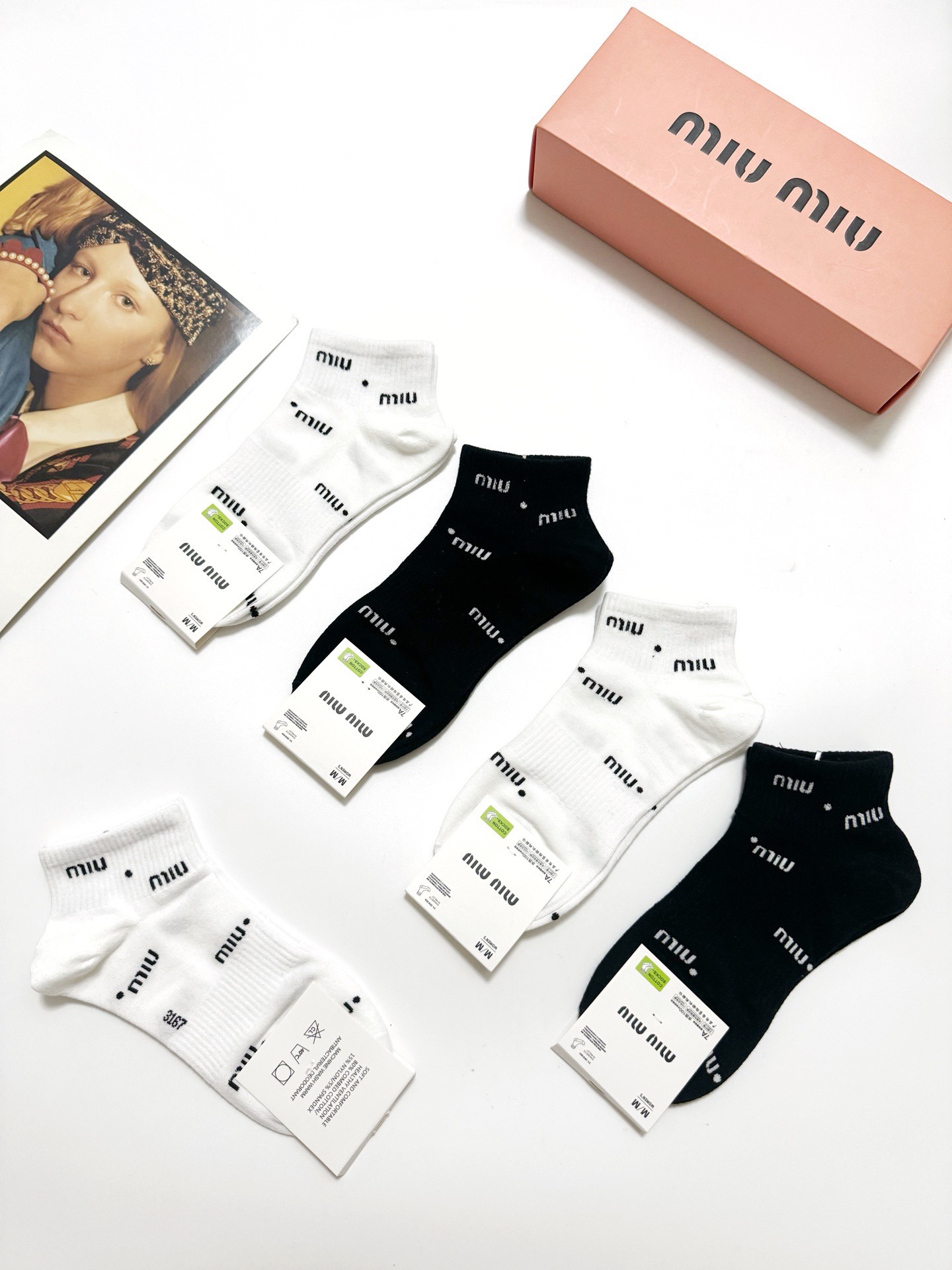  配包装
🌟【一盒5 双】
 🌟缪缪miumiu 经典字母logo 纯棉短袜   ，ins超火爆短袜，纯