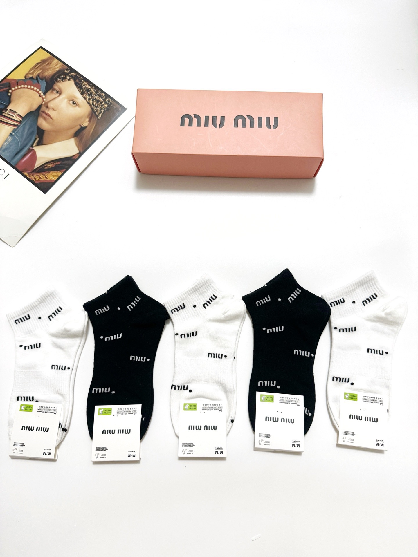  配包装
🌟【一盒5 双】
 🌟缪缪miumiu 经典字母logo 纯棉短袜   ，ins超火爆短袜，纯