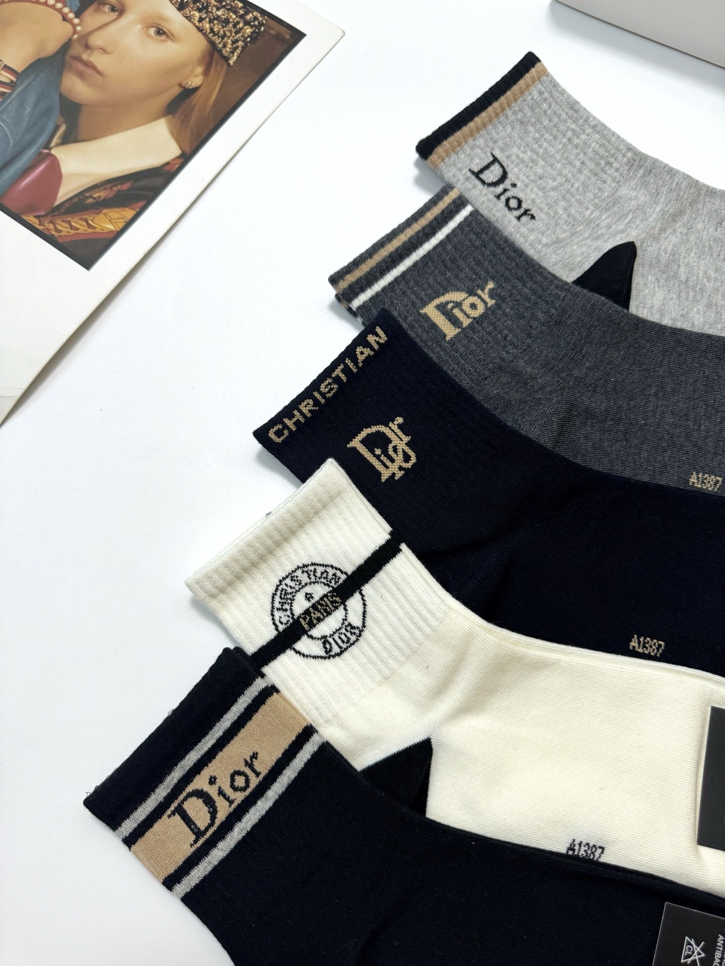   配包装
🌟【一盒5双】男女同款 
 🌟Dior 迪奥 欧美潮牌 经典字母logo 中筒袜  ，ins