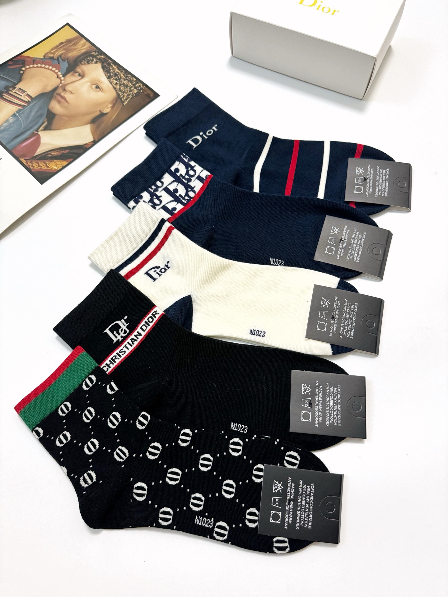   配包装
🌟【一盒5双】男女同款 
 🌟Dior 迪奥 欧美潮牌 经典字母logo 中筒袜  ，ins