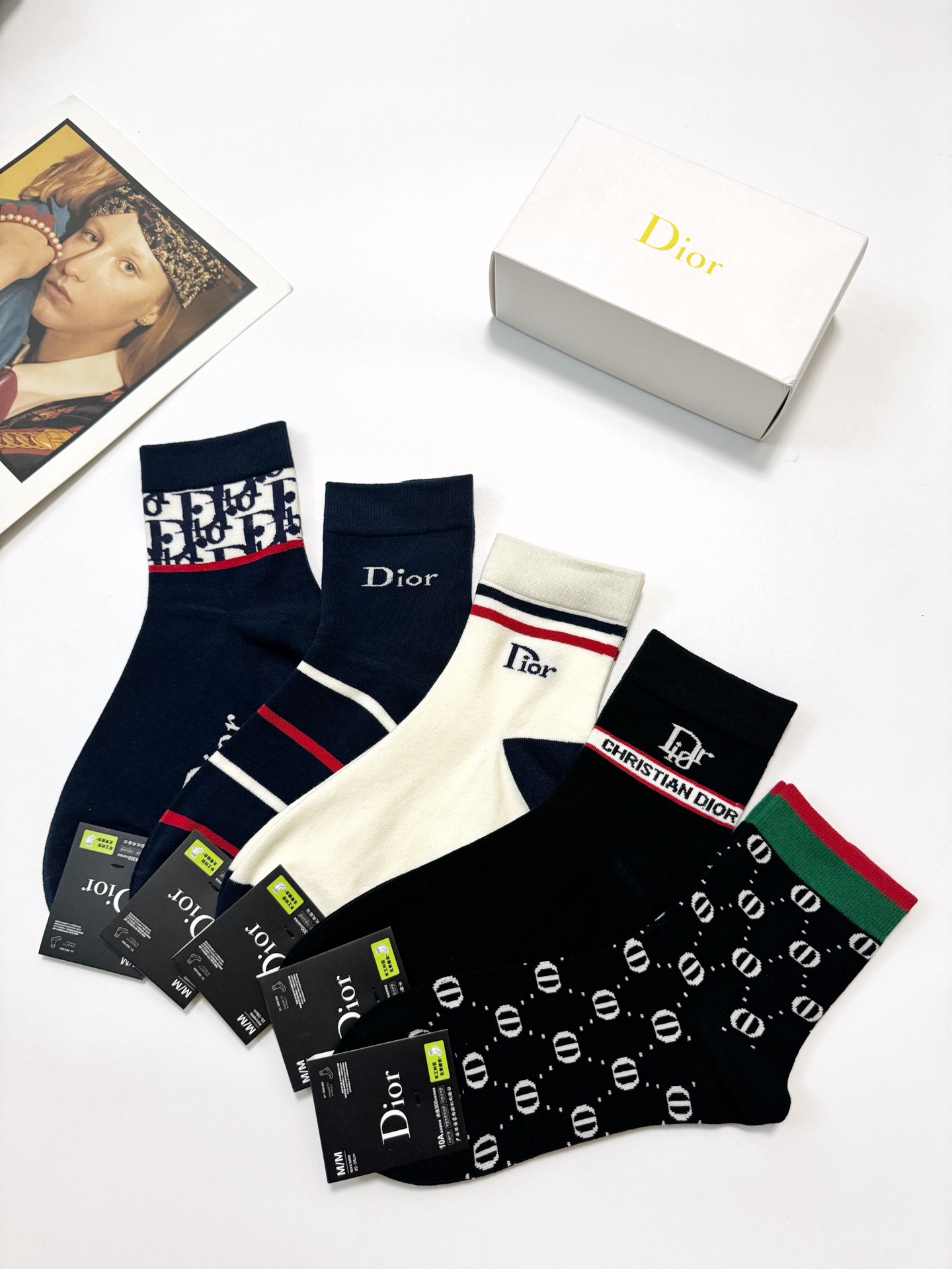   配包装
🌟【一盒5双】男女同款 
 🌟Dior 迪奥 欧美潮牌 经典字母logo 中筒袜  ，ins
