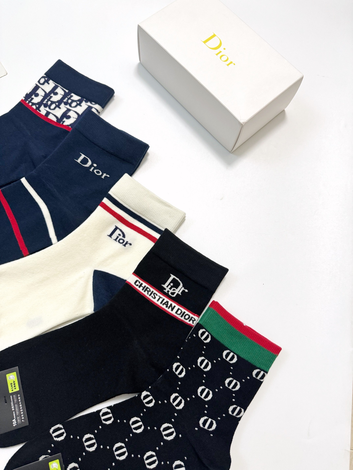   配包装
🌟【一盒5双】男女同款 
 🌟Dior 迪奥 欧美潮牌 经典字母logo 中筒袜  ，ins