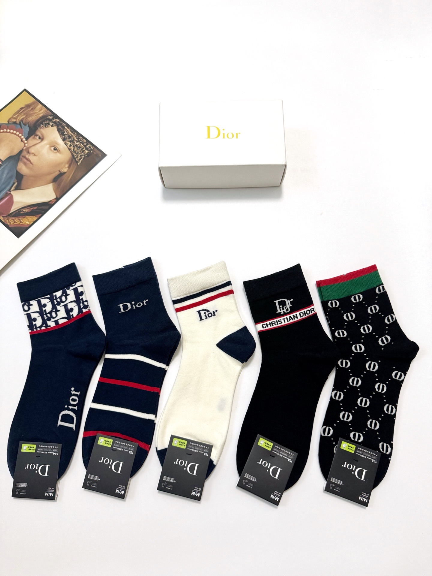   配包装
🌟【一盒5双】男女同款 
 🌟Dior 迪奥 欧美潮牌 经典字母logo 中筒袜  ，ins