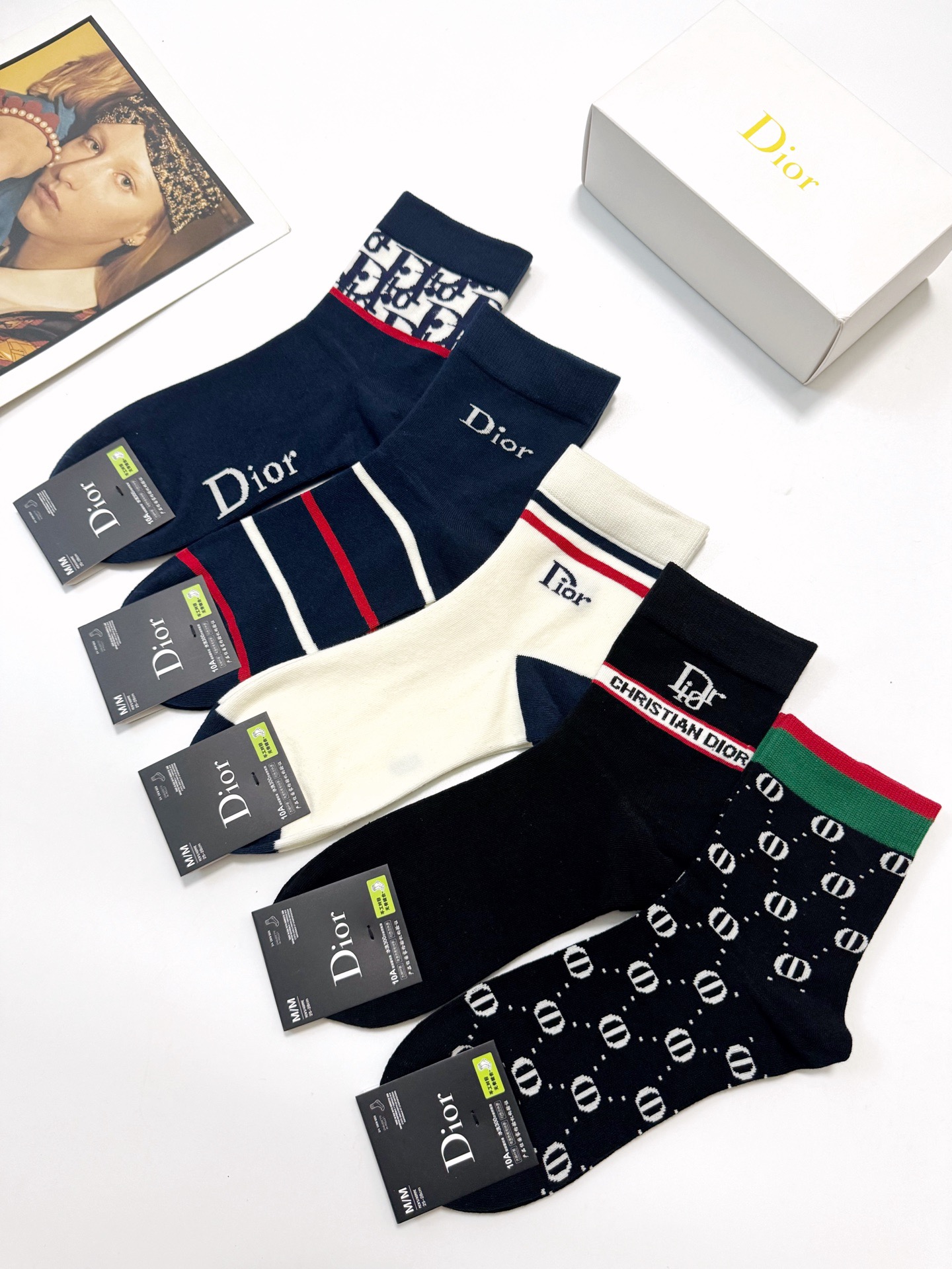  配包装
🌟【一盒5双】男女同款 
 🌟Dior 迪奥 欧美潮牌 经典字母logo 中筒袜  ，ins