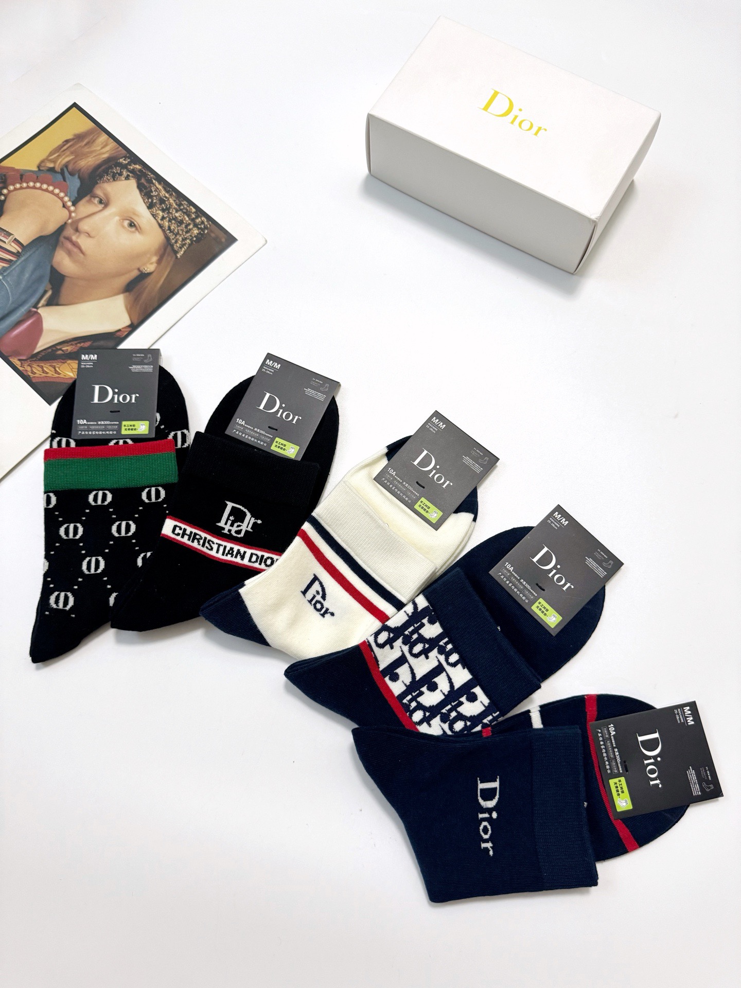   配包装
🌟【一盒5双】男女同款 
 🌟Dior 迪奥 欧美潮牌 经典字母logo 中筒袜  ，ins