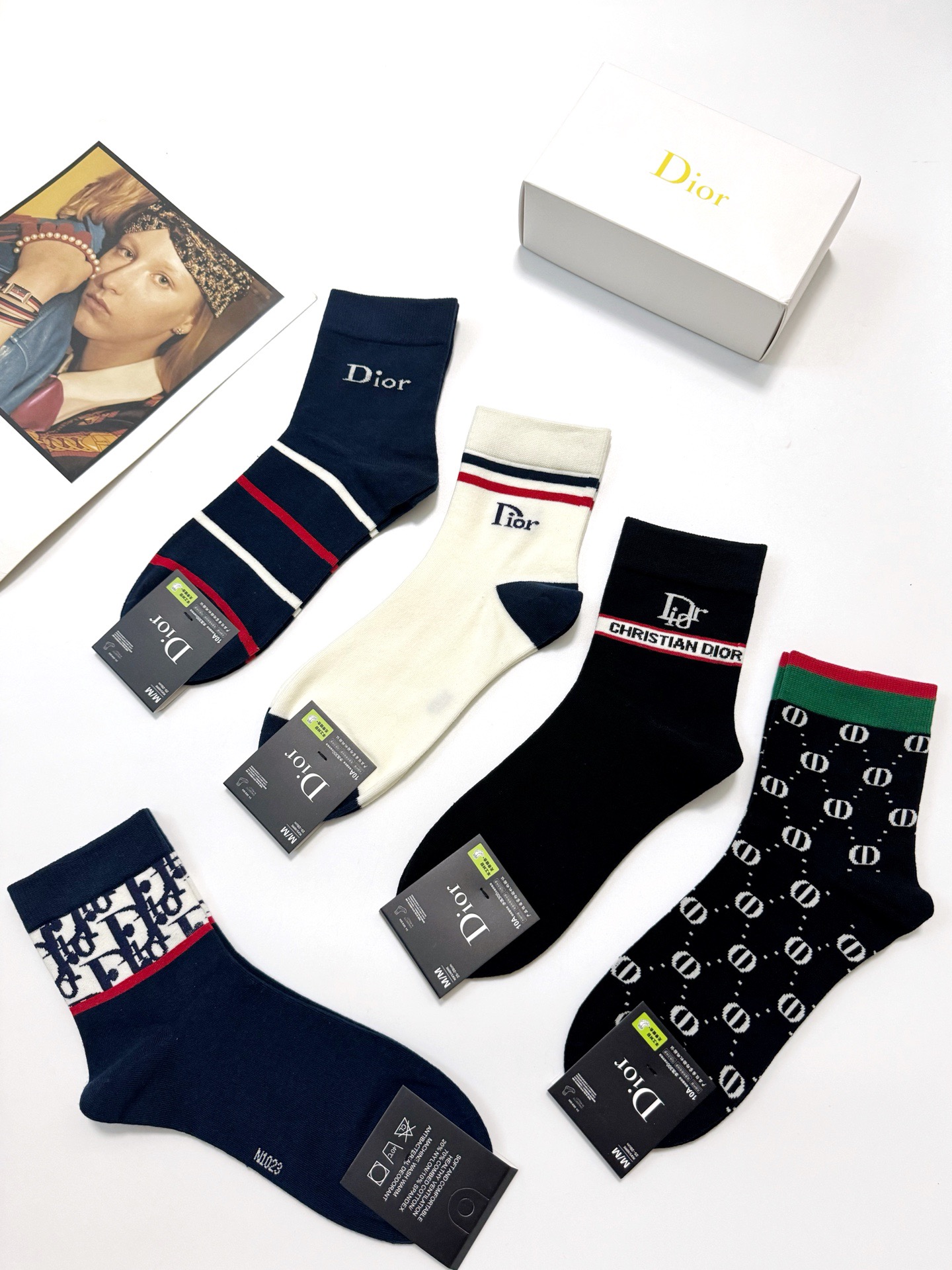   配包装
🌟【一盒5双】男女同款 
 🌟Dior 迪奥 欧美潮牌 经典字母logo 中筒袜  ，ins