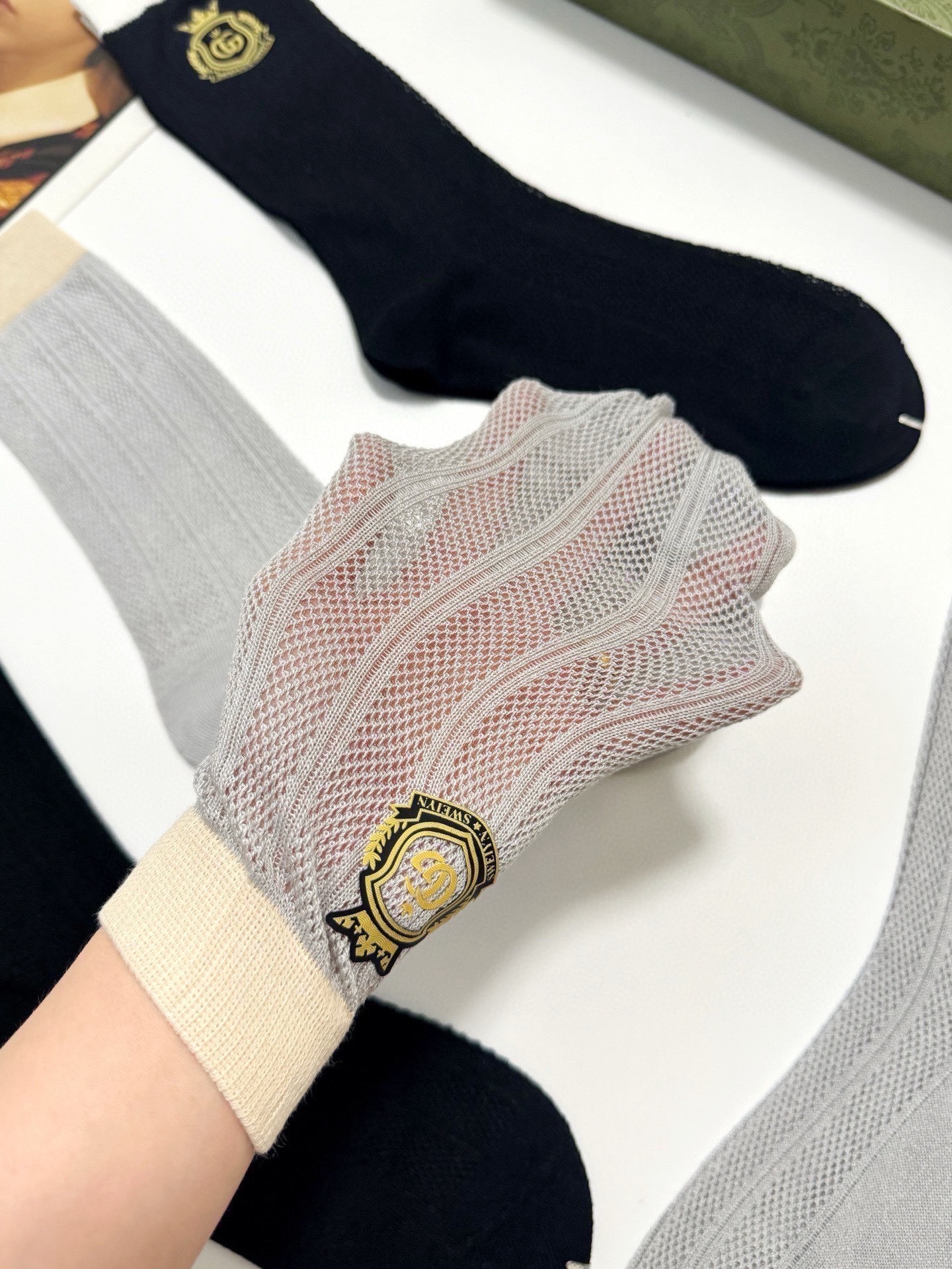   配包装 
🌟【一盒4 双】
🌟Gucci 古琦 浮雕立体字母logo中筒袜 ，精致少女心 
🌟超级爆