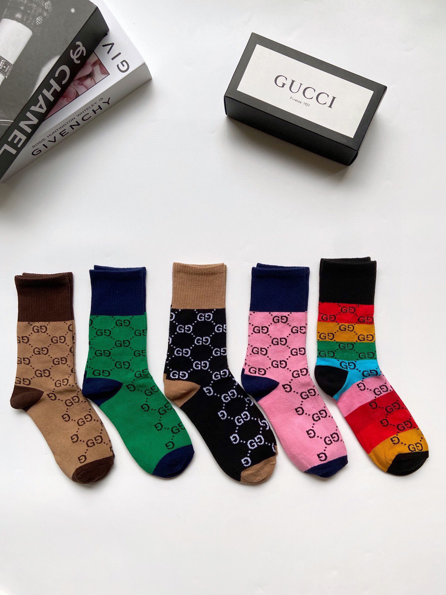  配包装
🌟【一盒5 双】
 🌟Gucci 古琦 经典字母双G logo 纯棉中筒袜   ，ins超火爆