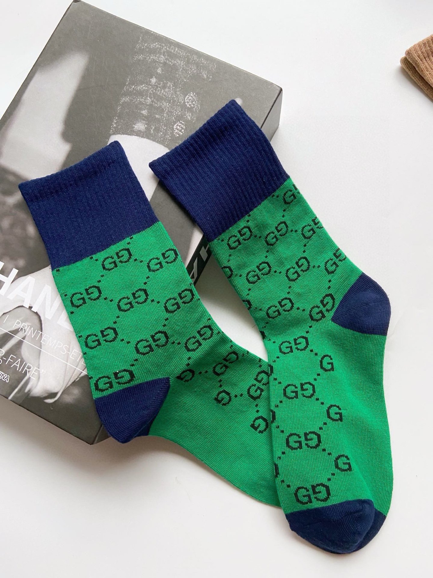  配包装
🌟【一盒5 双】
 🌟Gucci 古琦 经典字母双G logo 纯棉中筒袜   ，ins超火爆