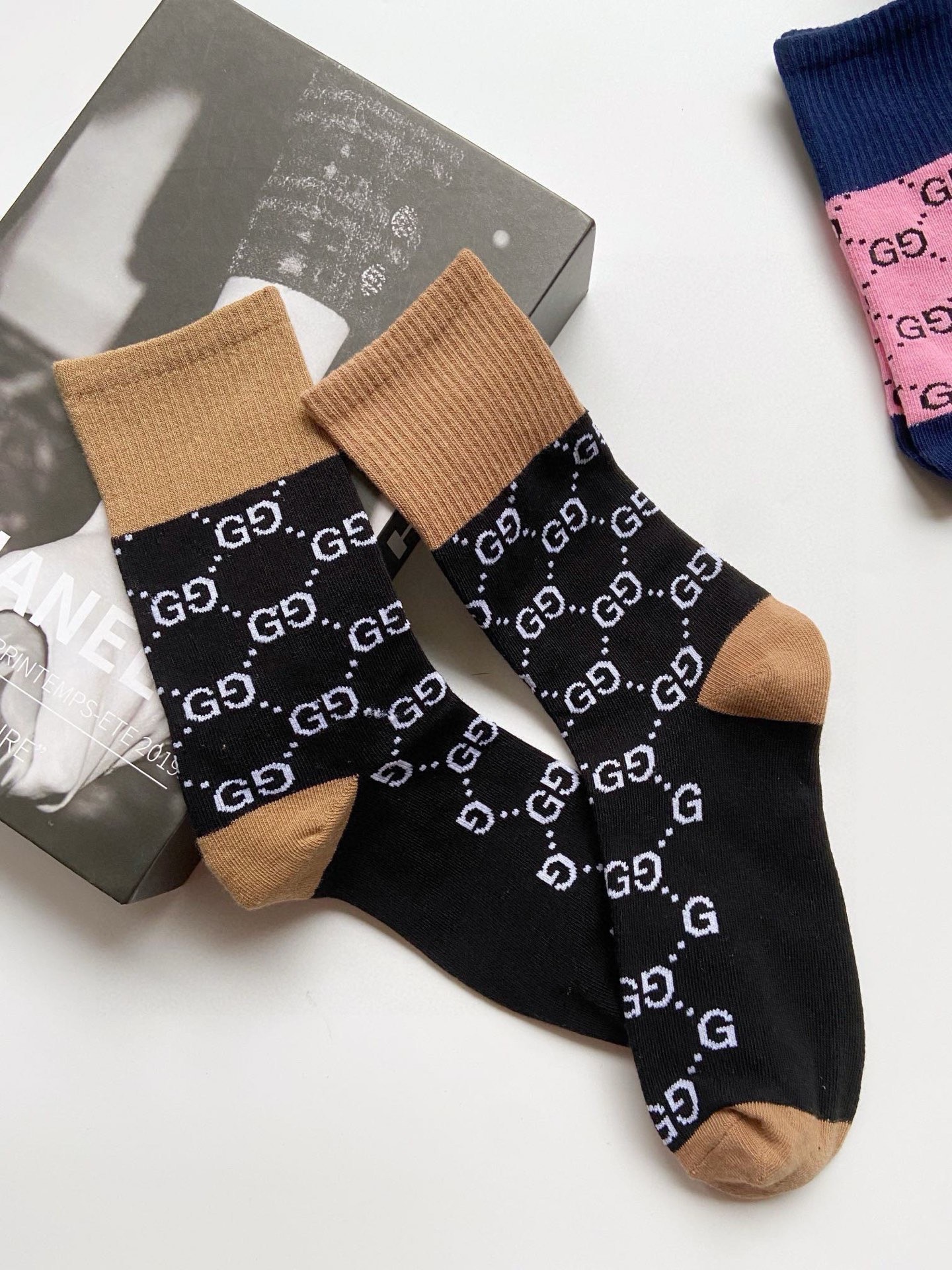  配包装
🌟【一盒5 双】
 🌟Gucci 古琦 经典字母双G logo 纯棉中筒袜   ，ins超火爆