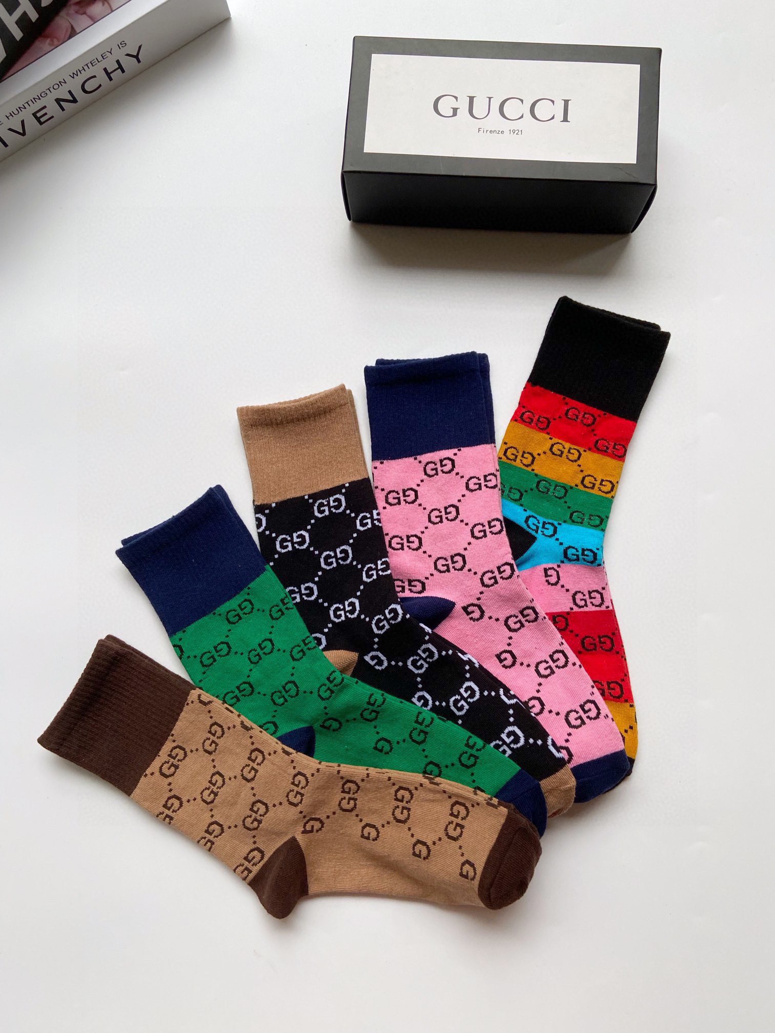  配包装
🌟【一盒5 双】
 🌟Gucci 古琦 经典字母双G logo 纯棉中筒袜   ，ins超火爆