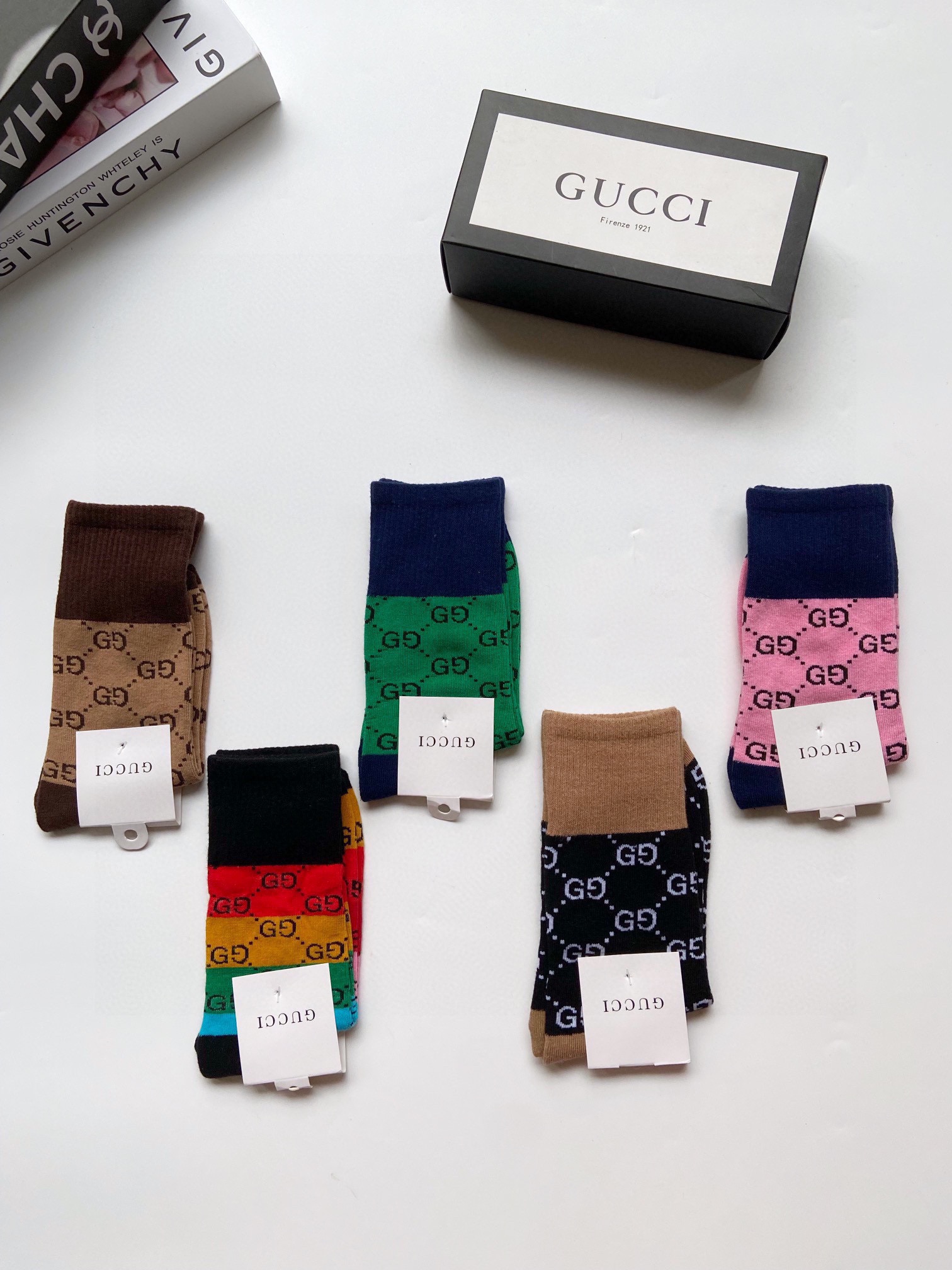  配包装
🌟【一盒5 双】
 🌟Gucci 古琦 经典字母双G logo 纯棉中筒袜   ，ins超火爆