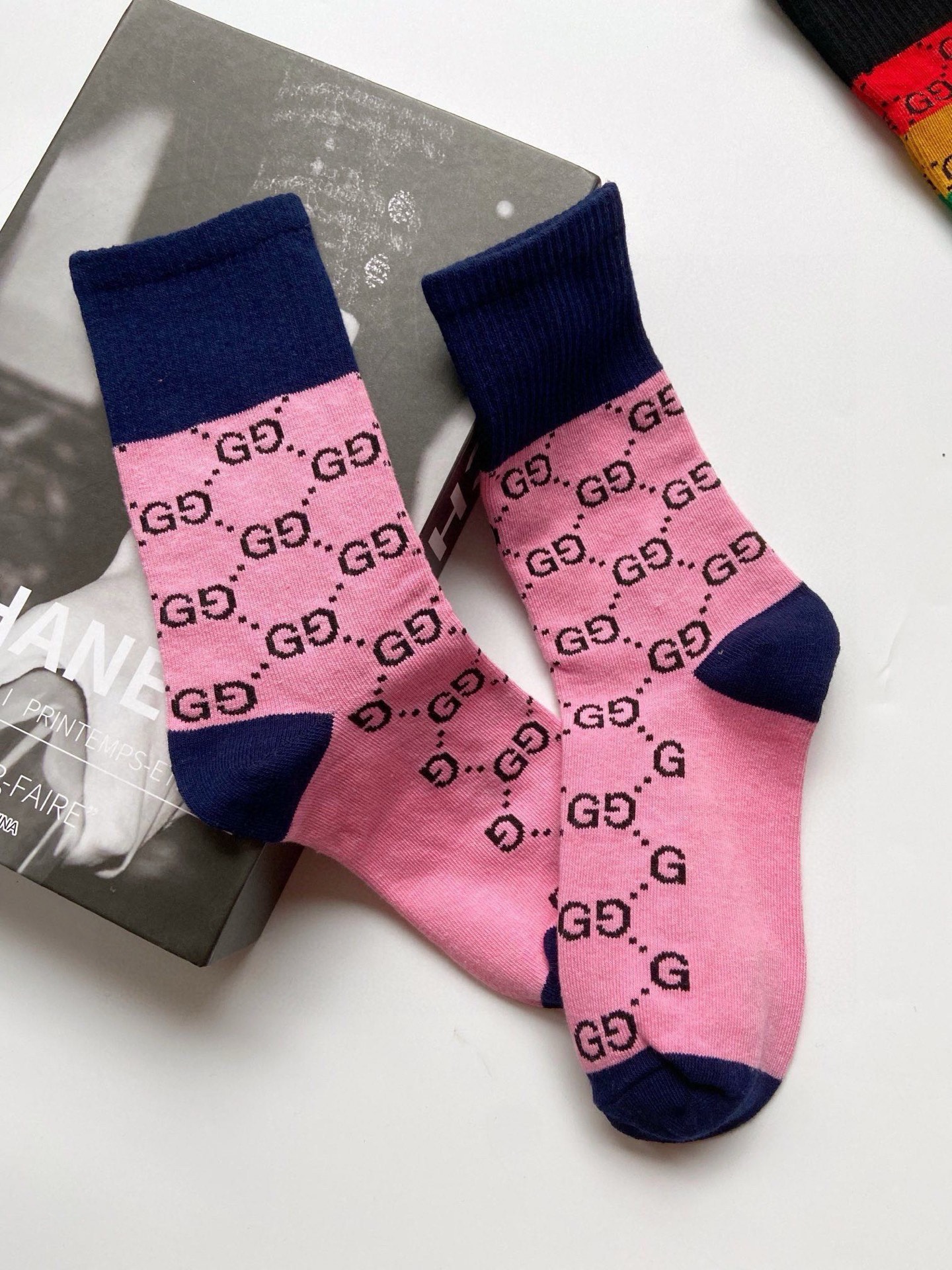  配包装
🌟【一盒5 双】
 🌟Gucci 古琦 经典字母双G logo 纯棉中筒袜   ，ins超火爆