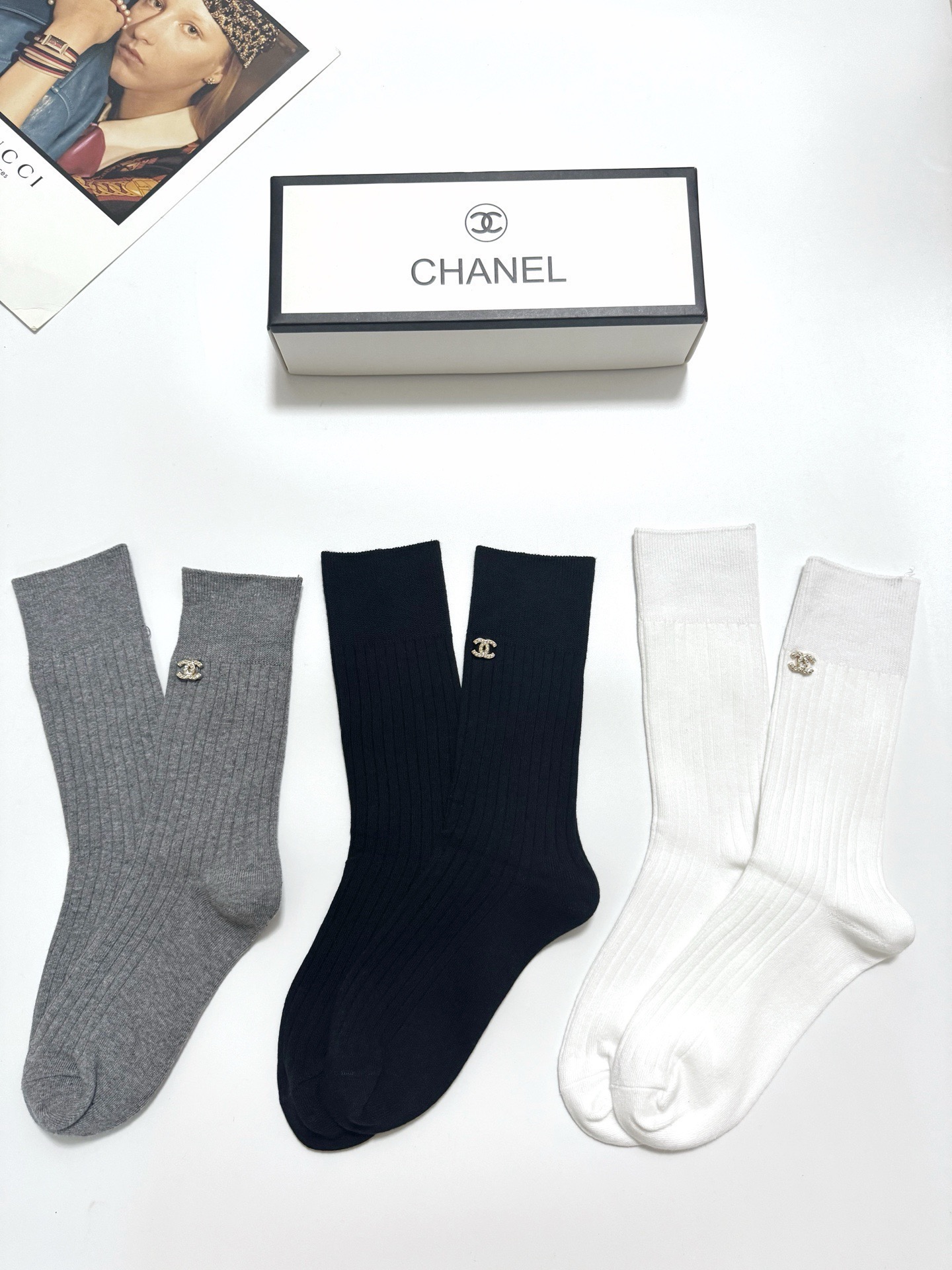  配包装
🌟【一盒3 双】
🌟Chanel 香奈儿 经典字母logo 纯棉中筒袜 小腿袜 
🌟ins爆款