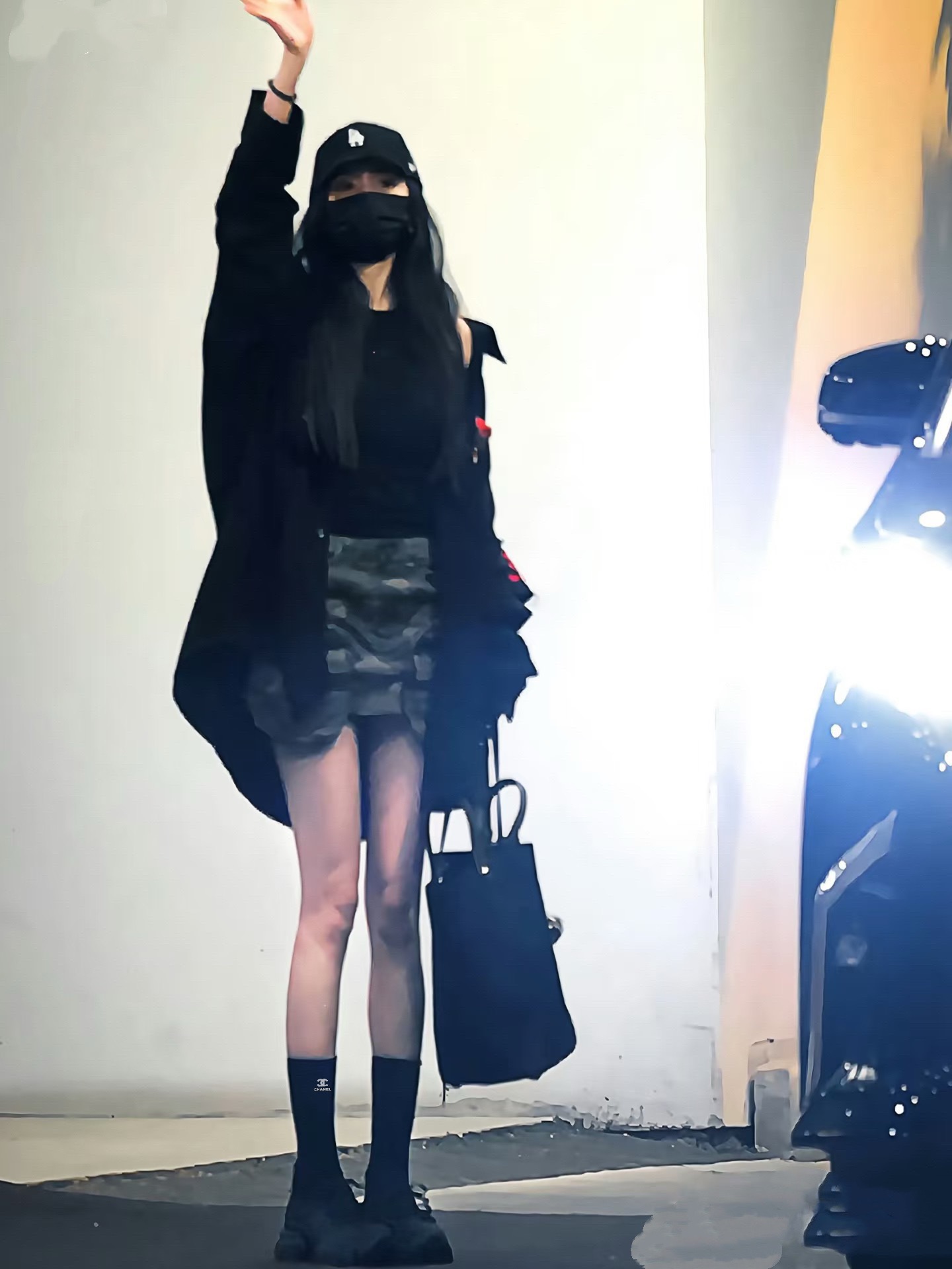  配包装
🌟【一盒3 双】
🌟Chanel 香奈儿 经典字母logo 纯棉中筒袜 
🌟ins爆款！专柜在