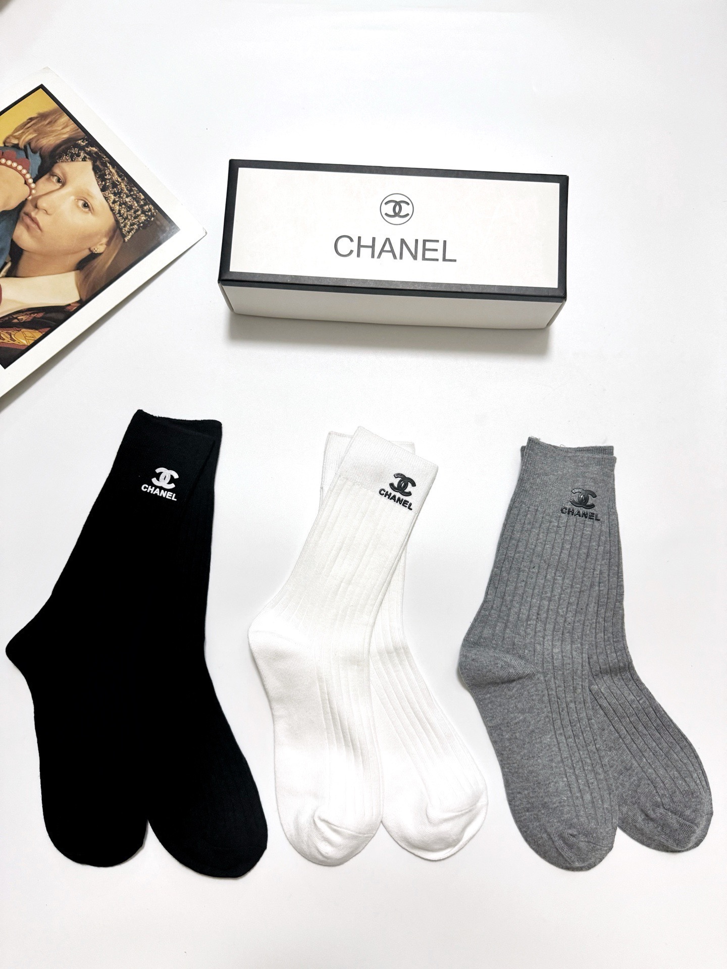  配包装
🌟【一盒3 双】
🌟Chanel 香奈儿 经典字母logo 纯棉中筒袜 
🌟ins爆款！专柜在