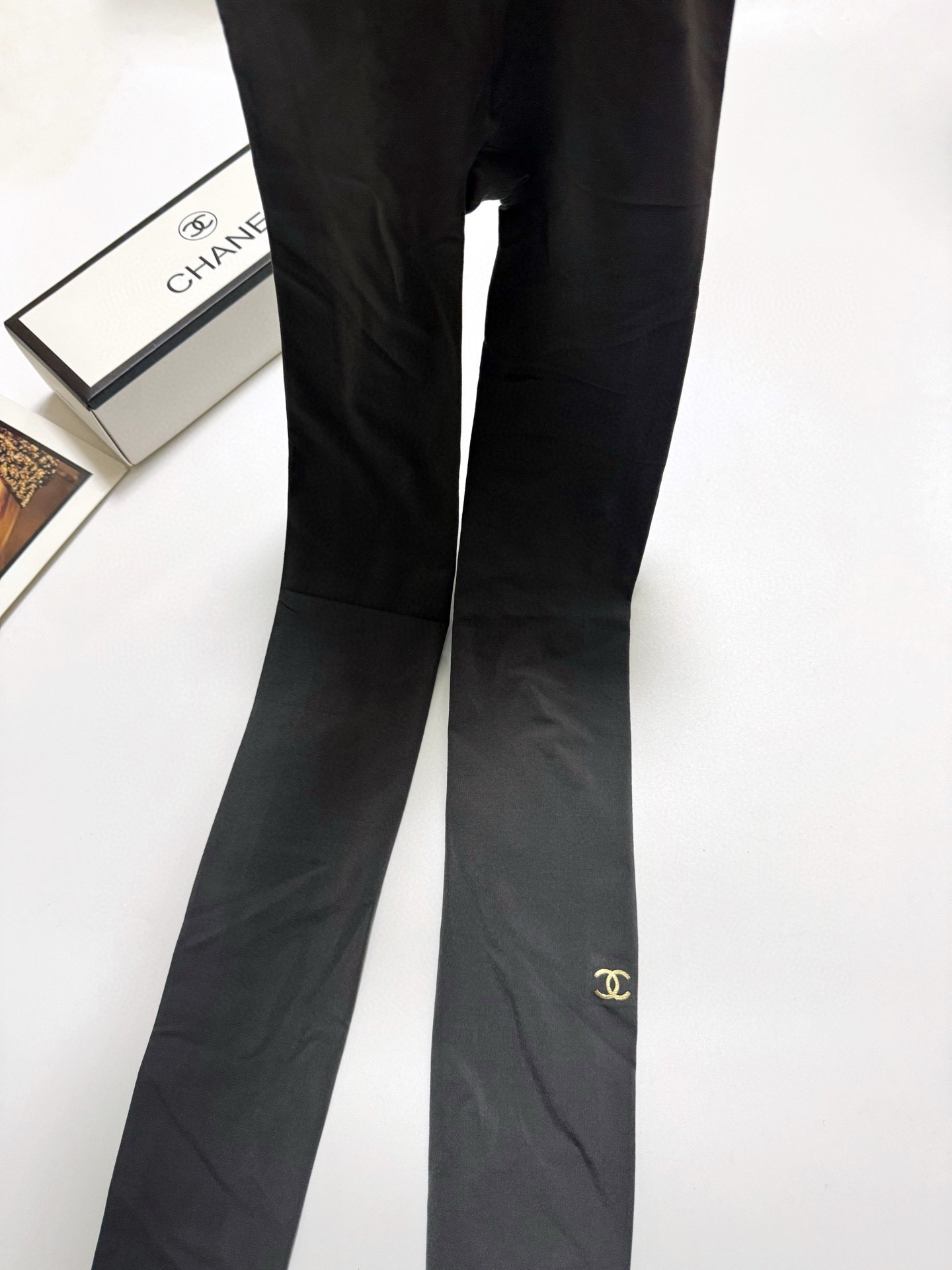  配包装
🌟【一盒一双】
🌟Chanel 香奈儿  爆款水钻 双C 字母 丝袜 🌟好看到爆炸 欧美大牌丝