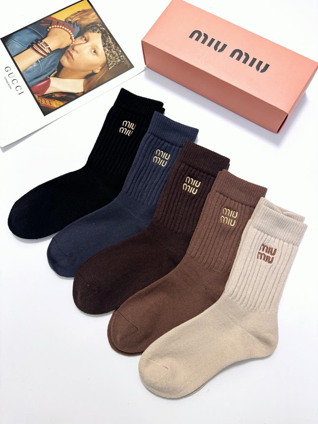  配包装
🌟【一盒5 双】
 🌟缪缪 miumiu 经典刺绣字母logo 羊绒混纺中筒袜   ，软糯亲肤