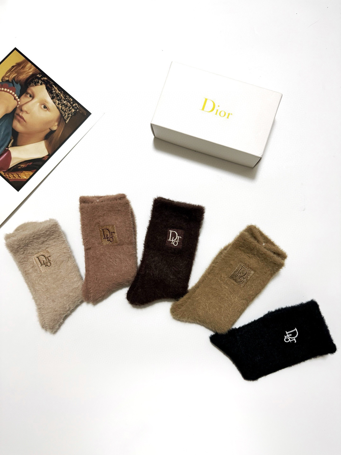  配包装
🌟【一盒5 双】
🌟Dior 迪奥  欧美大牌 经典字母 logo 水貂绒中筒袜  ！超级软糯