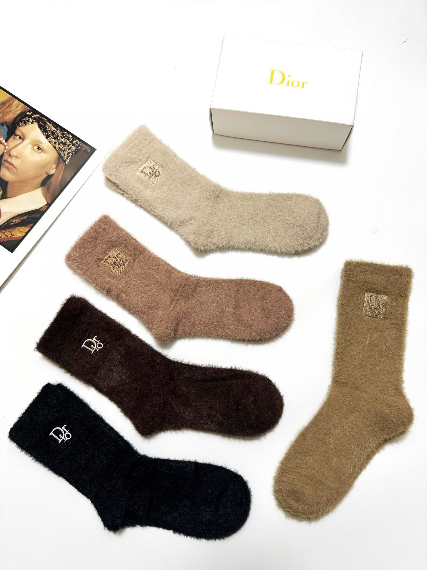  配包装
🌟【一盒5 双】
🌟Dior 迪奥  欧美大牌 经典字母 logo 水貂绒中筒袜  ！超级软糯