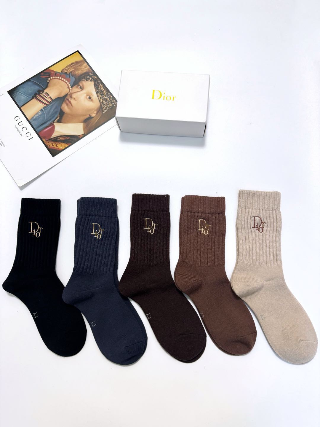  配包装
🌟【一盒5 双】
🌟Dior 迪奥  欧美大牌 经典字母 logo羊绒 中筒袜  ！超级软糯亲