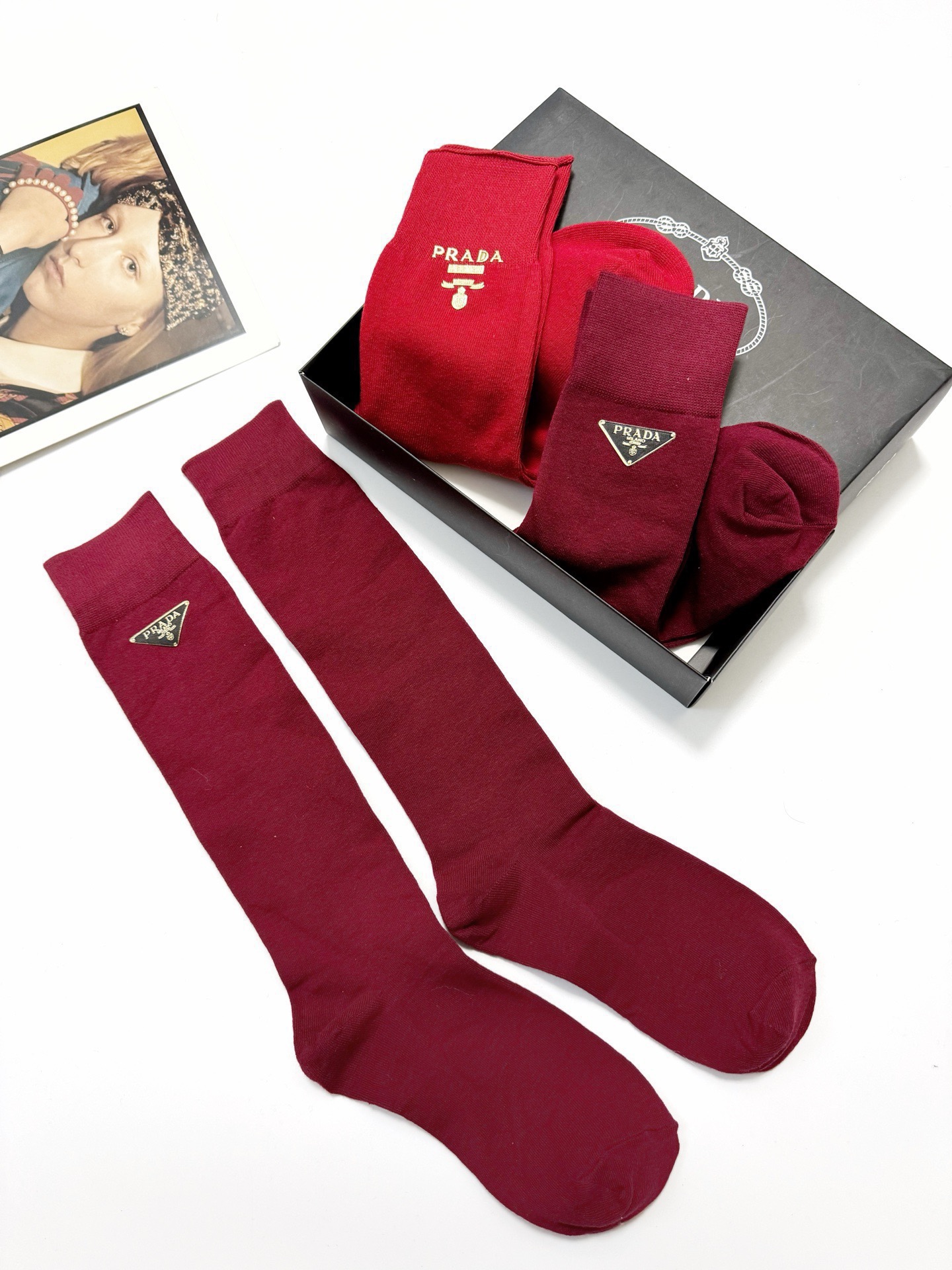  配包装
🌟【一盒3 双】
 🌟Prada 普拉达 经典字母logo 纯棉针织中筒袜  小腿袜。ins超