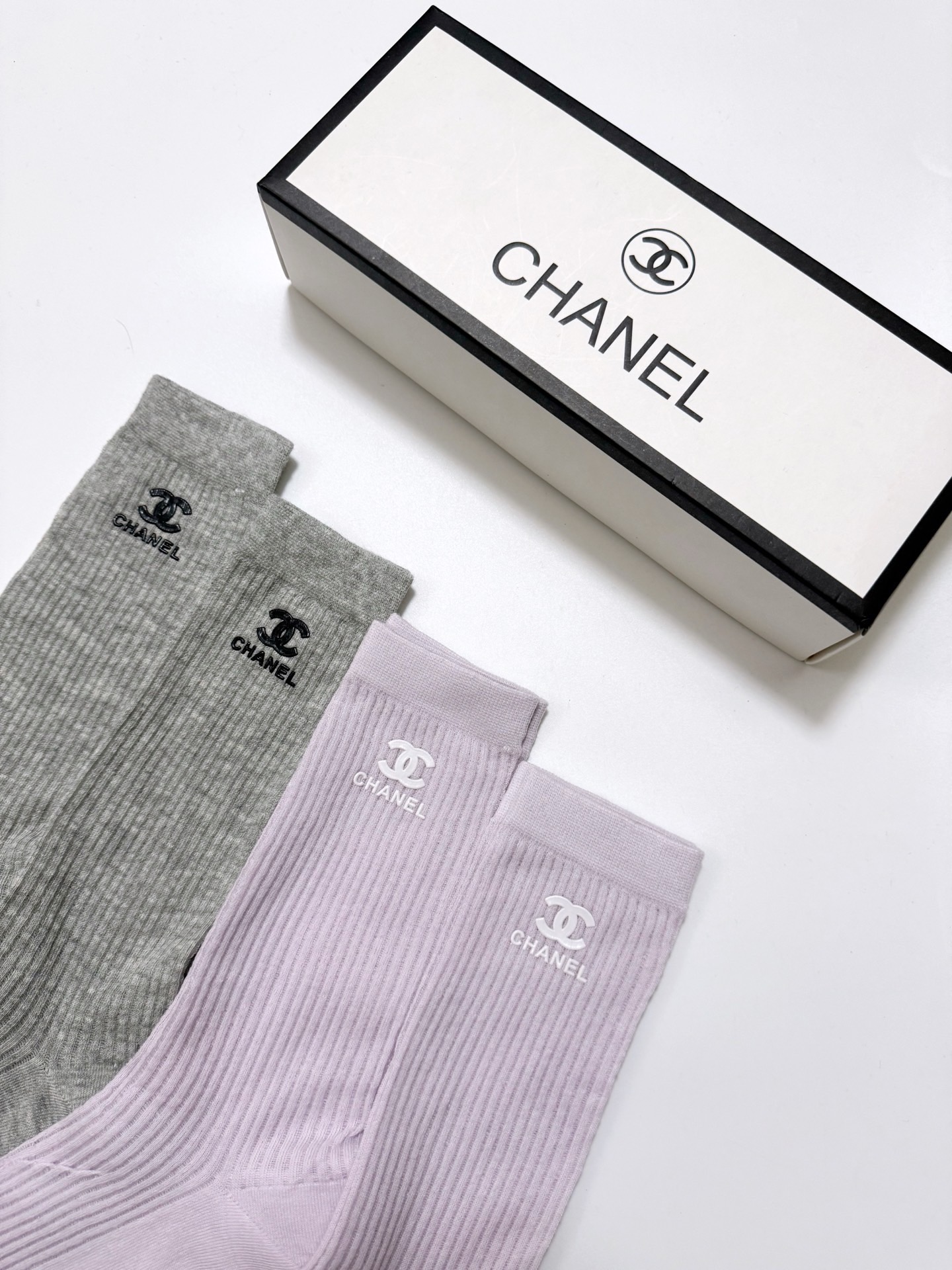 配包装
🌟【一盒4 双】
🌟Chanel 香奈儿 经典字母logo 超薄无骨中筒袜，纯棉 条纹小腿袜 