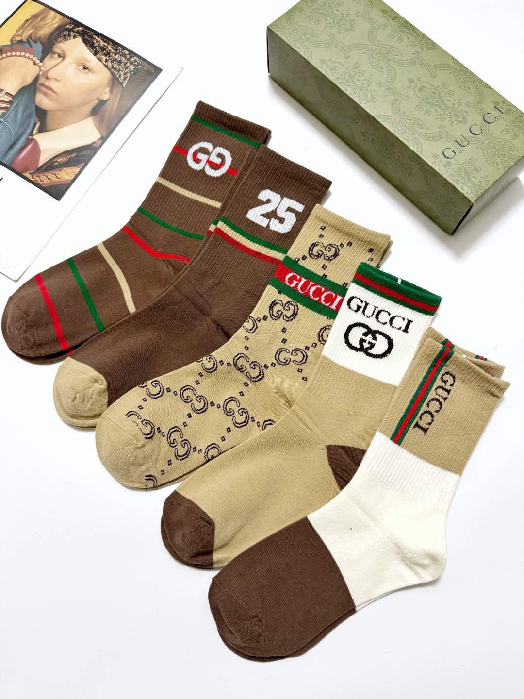  配包装
🌟【一盒5 双】
 🌟Gucci 古琦 经典字母logo 纯棉中筒袜   ，ins超火爆配色 