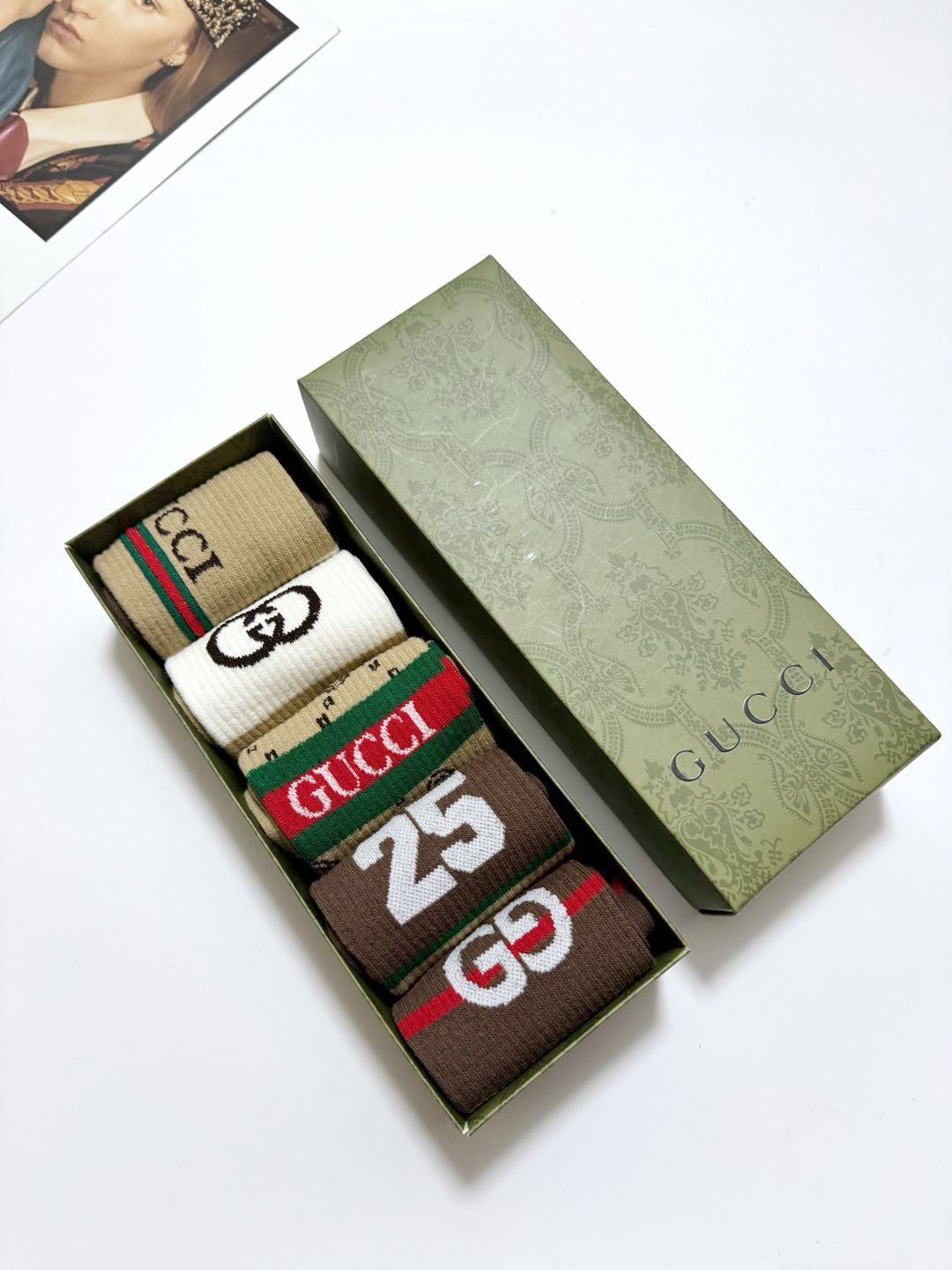 配包装
🌟【一盒5 双】
 🌟Gucci 古琦 经典字母logo 纯棉中筒袜   ，ins超火爆配色 