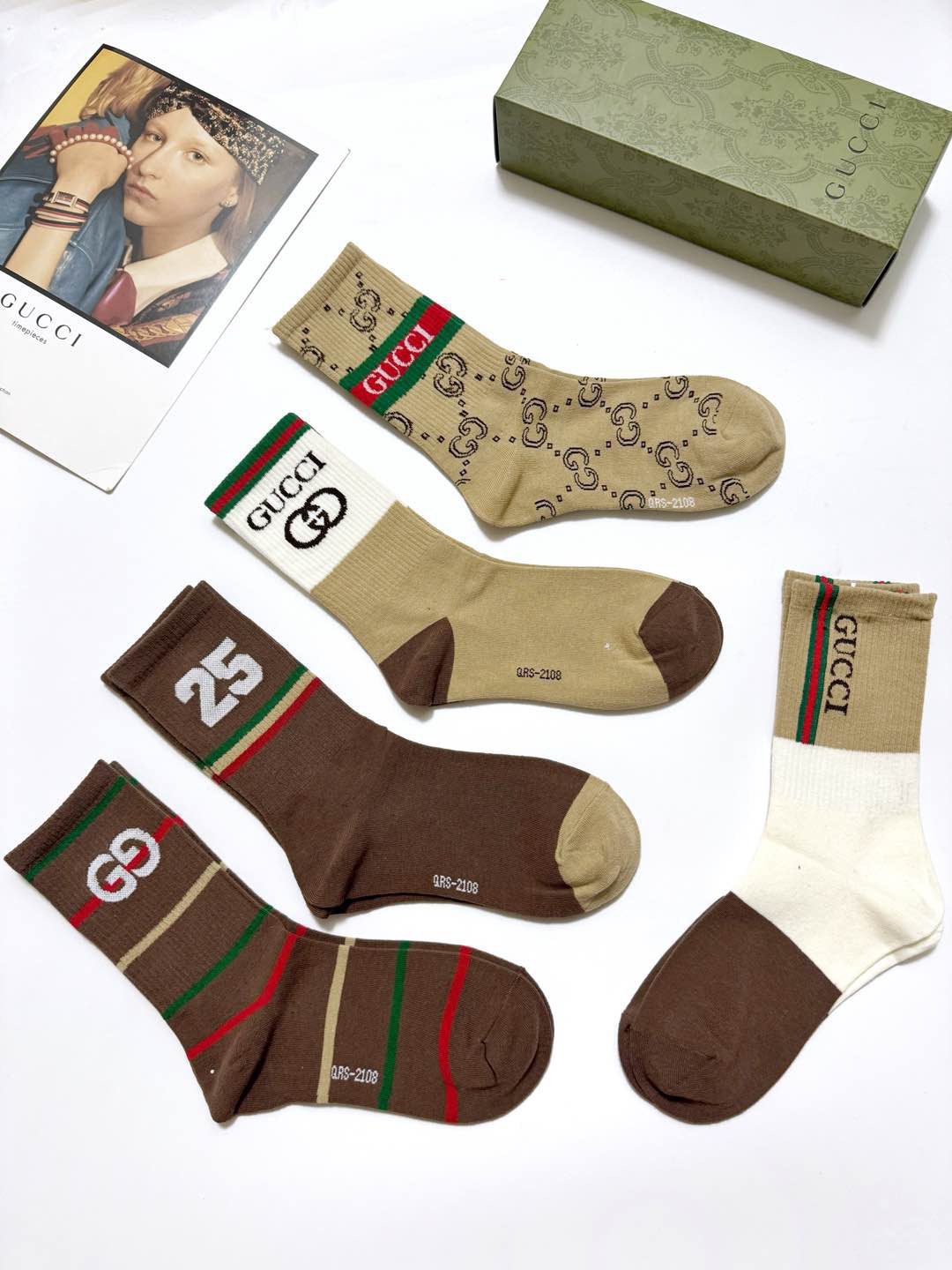  配包装
🌟【一盒5 双】
 🌟Gucci 古琦 经典字母logo 纯棉中筒袜   ，ins超火爆配色 