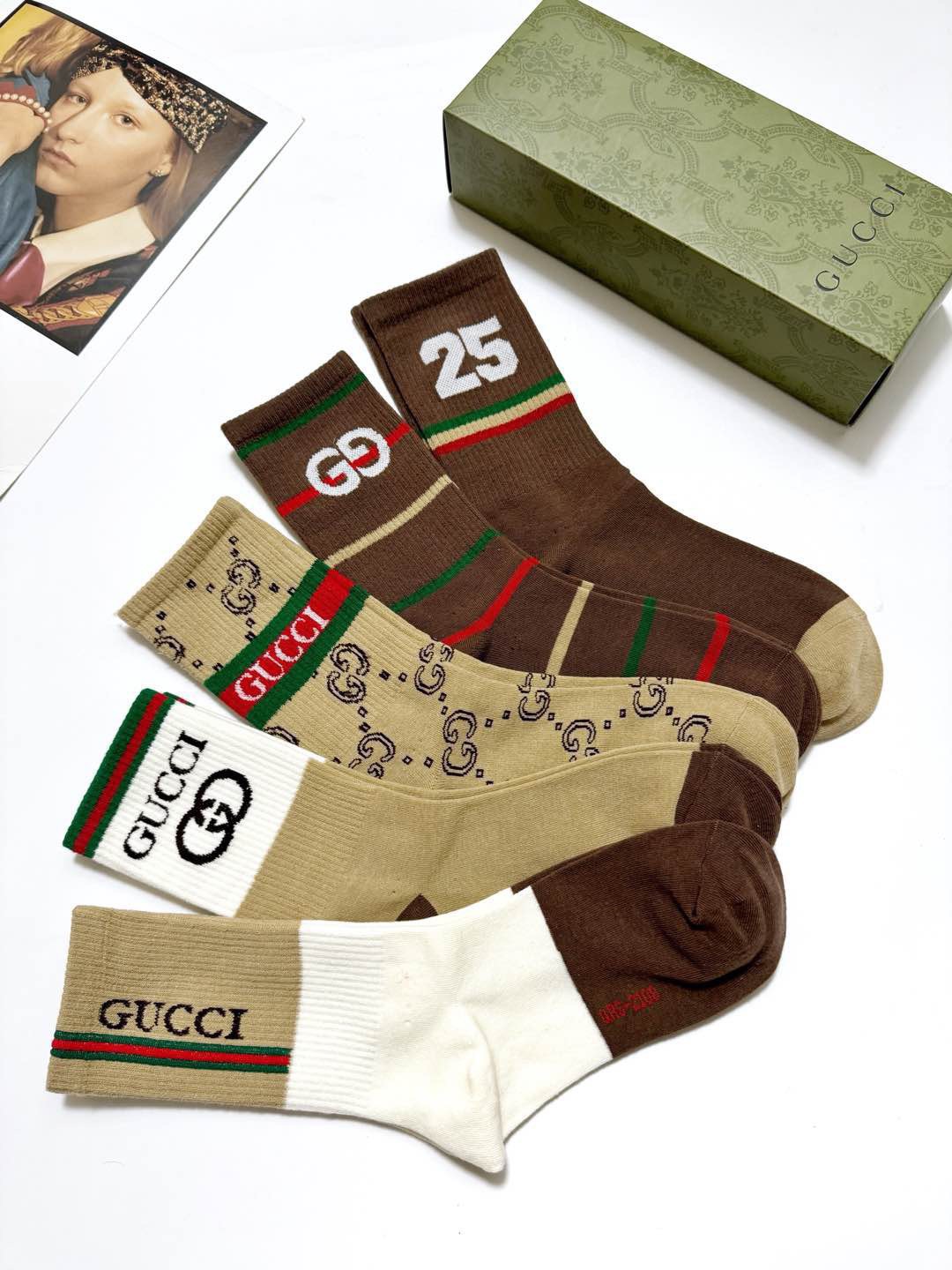  配包装
🌟【一盒5 双】
 🌟Gucci 古琦 经典字母logo 纯棉中筒袜   ，ins超火爆配色 