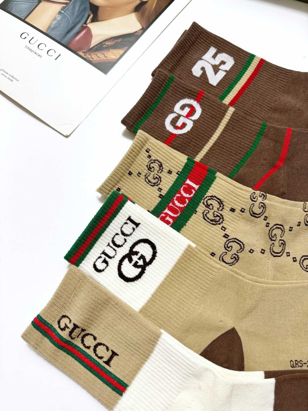  配包装
🌟【一盒5 双】
 🌟Gucci 古琦 经典字母logo 纯棉中筒袜   ，ins超火爆配色 