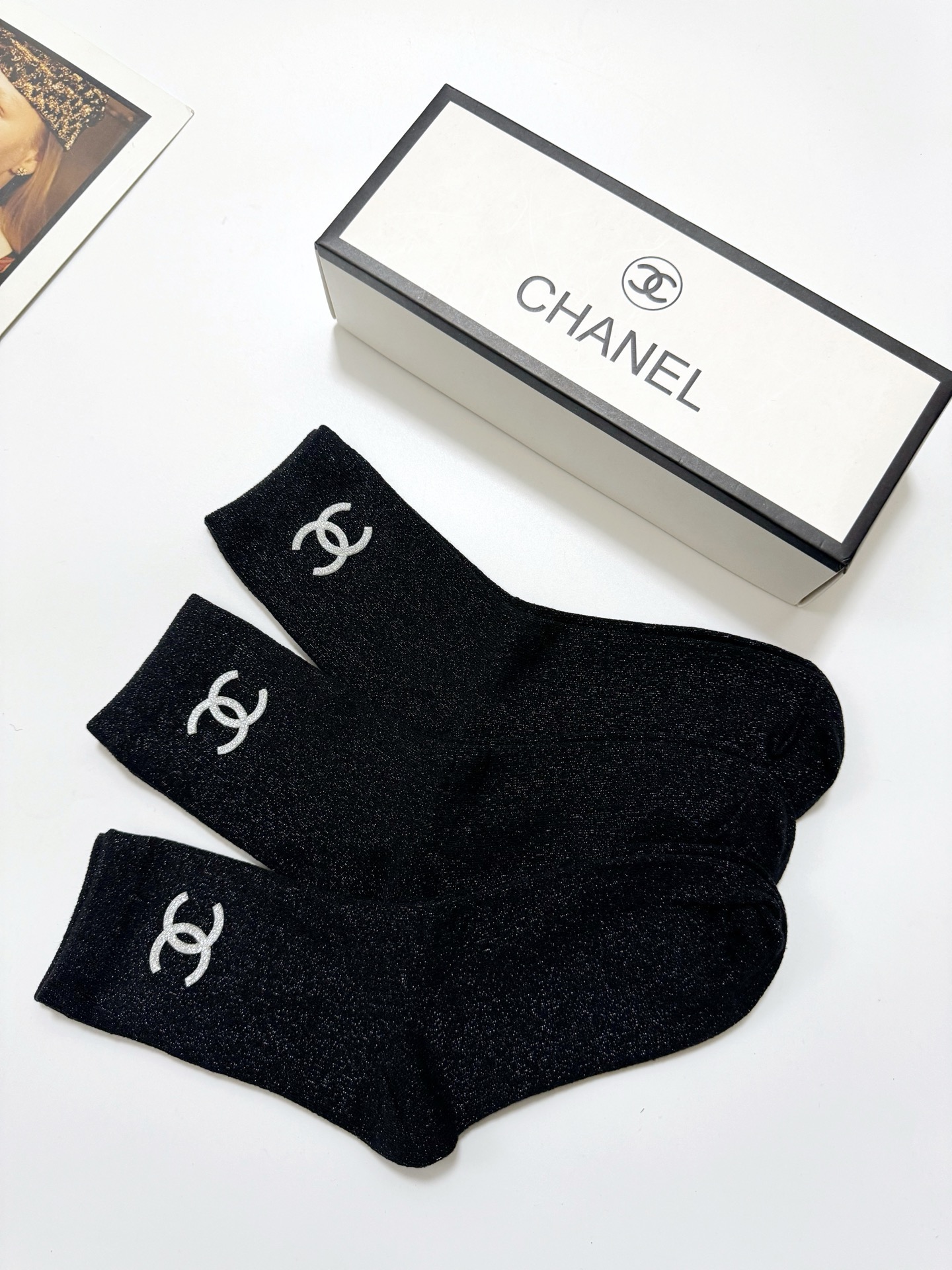  配包装
🌟【一盒3 双】
🌟Chanel 香奈儿 经典字母logo 金银丝混纺纯棉中筒袜  ，重工配饰
