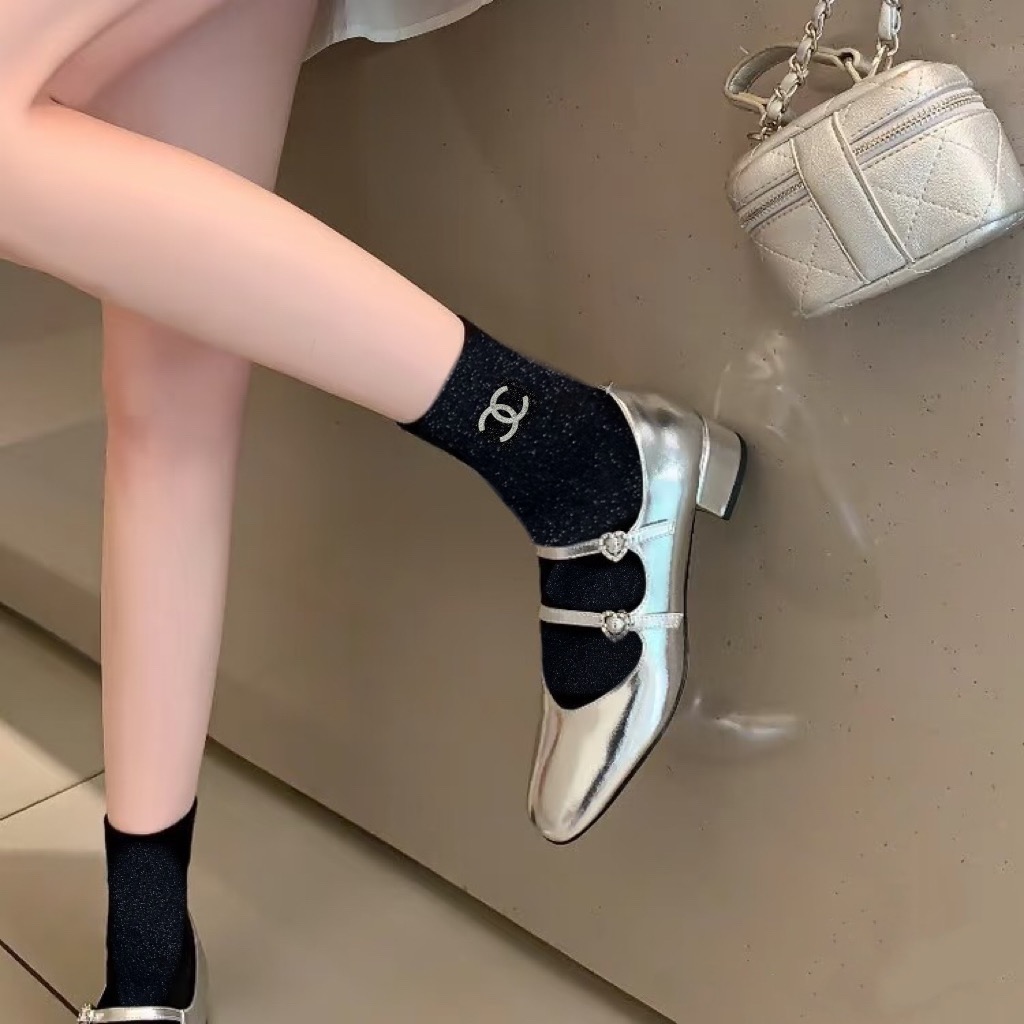  配包装
🌟【一盒3 双】
🌟Chanel 香奈儿 经典字母logo 金银丝混纺纯棉中筒袜  ，重工配饰