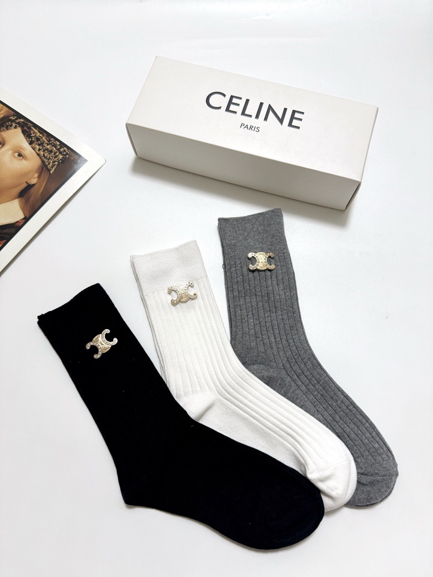  配包装
🌟【一盒3双】
 🌟Celine 赛琳 经典字母logo 纯棉中筒袜  ins超火爆红人同款，