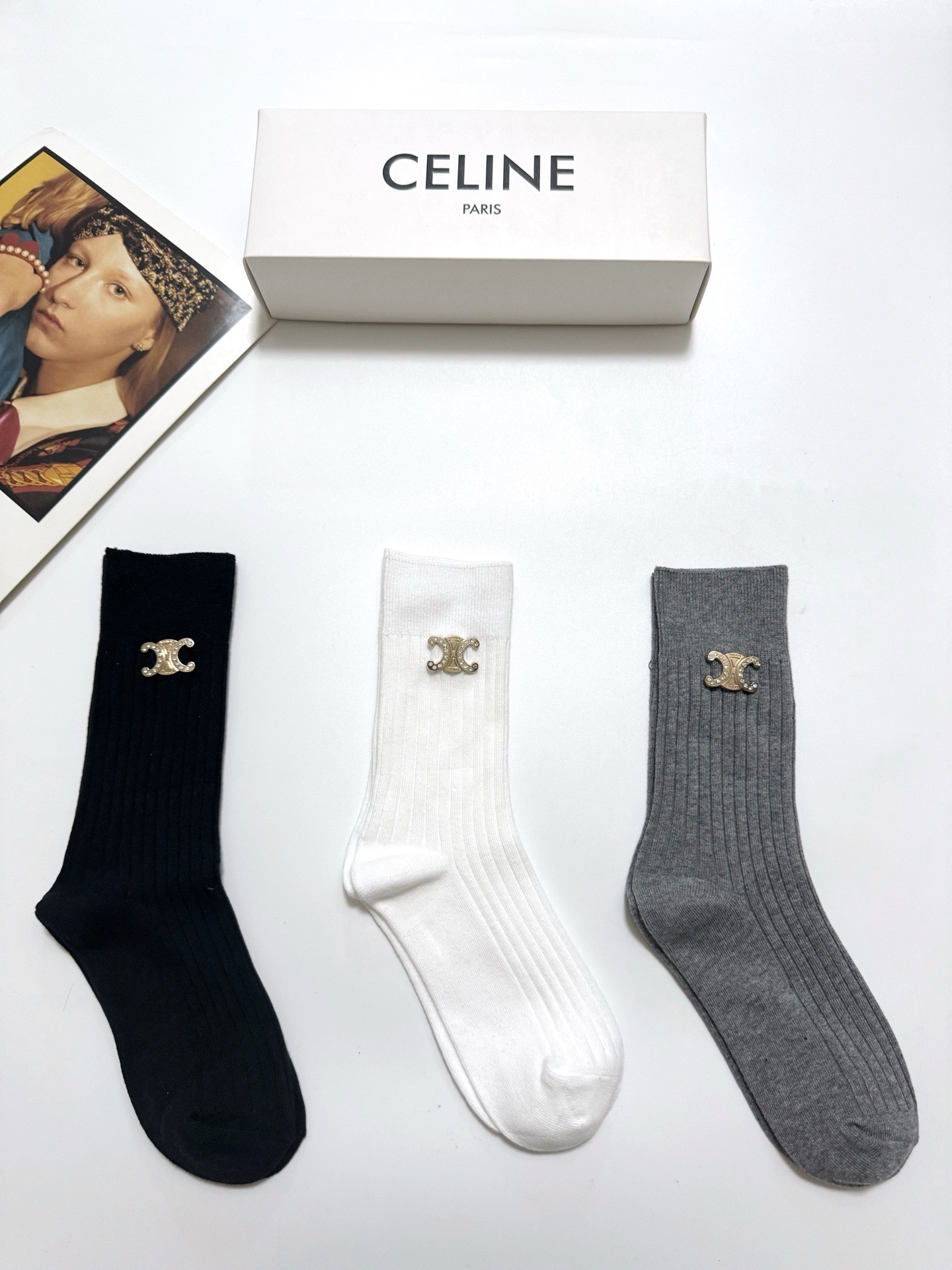  配包装
🌟【一盒3双】
 🌟Celine 赛琳 经典字母logo 纯棉中筒袜  ins超火爆红人同款，