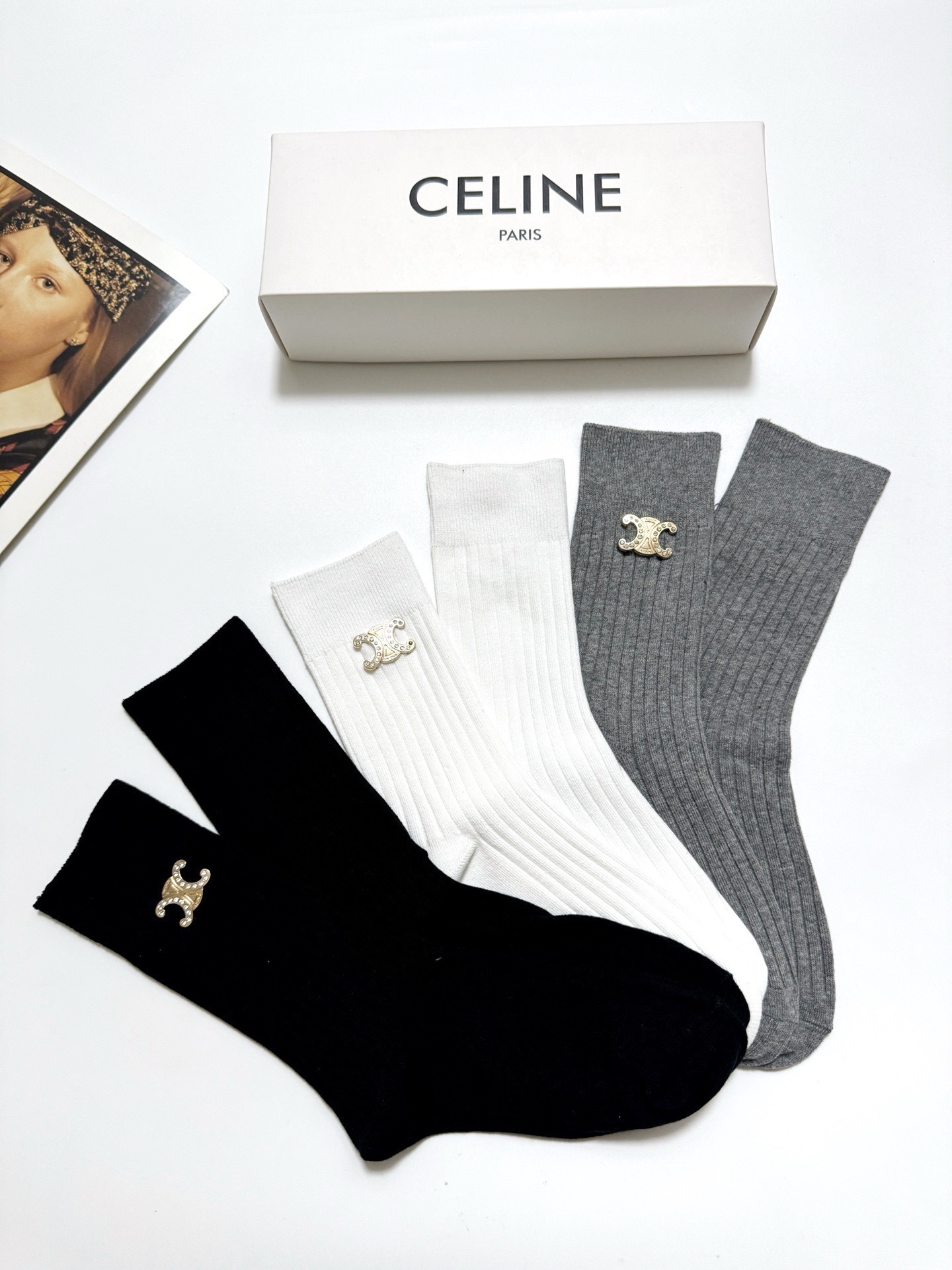  配包装
🌟【一盒3双】
 🌟Celine 赛琳 经典字母logo 纯棉中筒袜  ins超火爆红人同款，