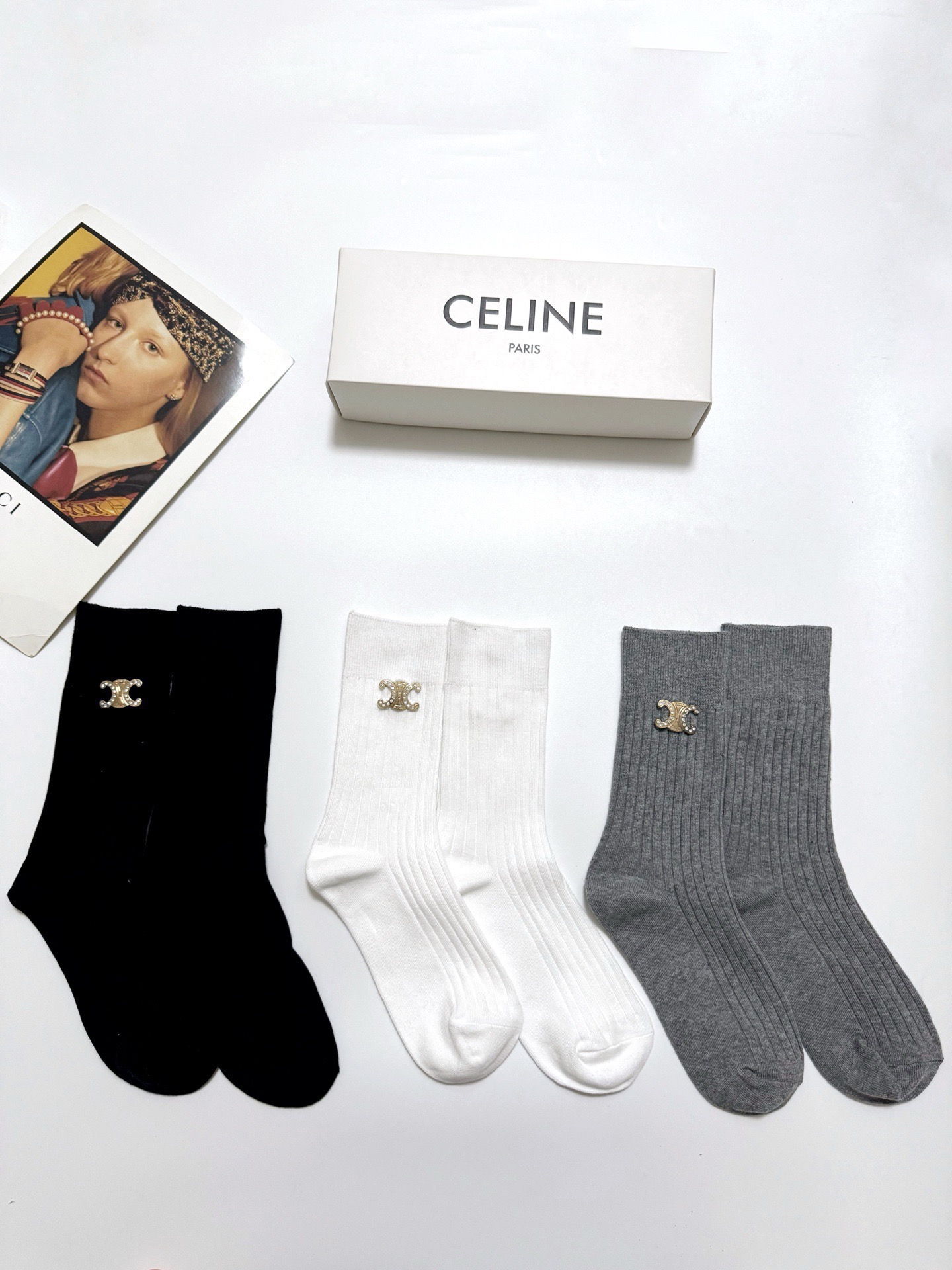  配包装
🌟【一盒3双】
 🌟Celine 赛琳 经典字母logo 纯棉中筒袜  ins超火爆红人同款，